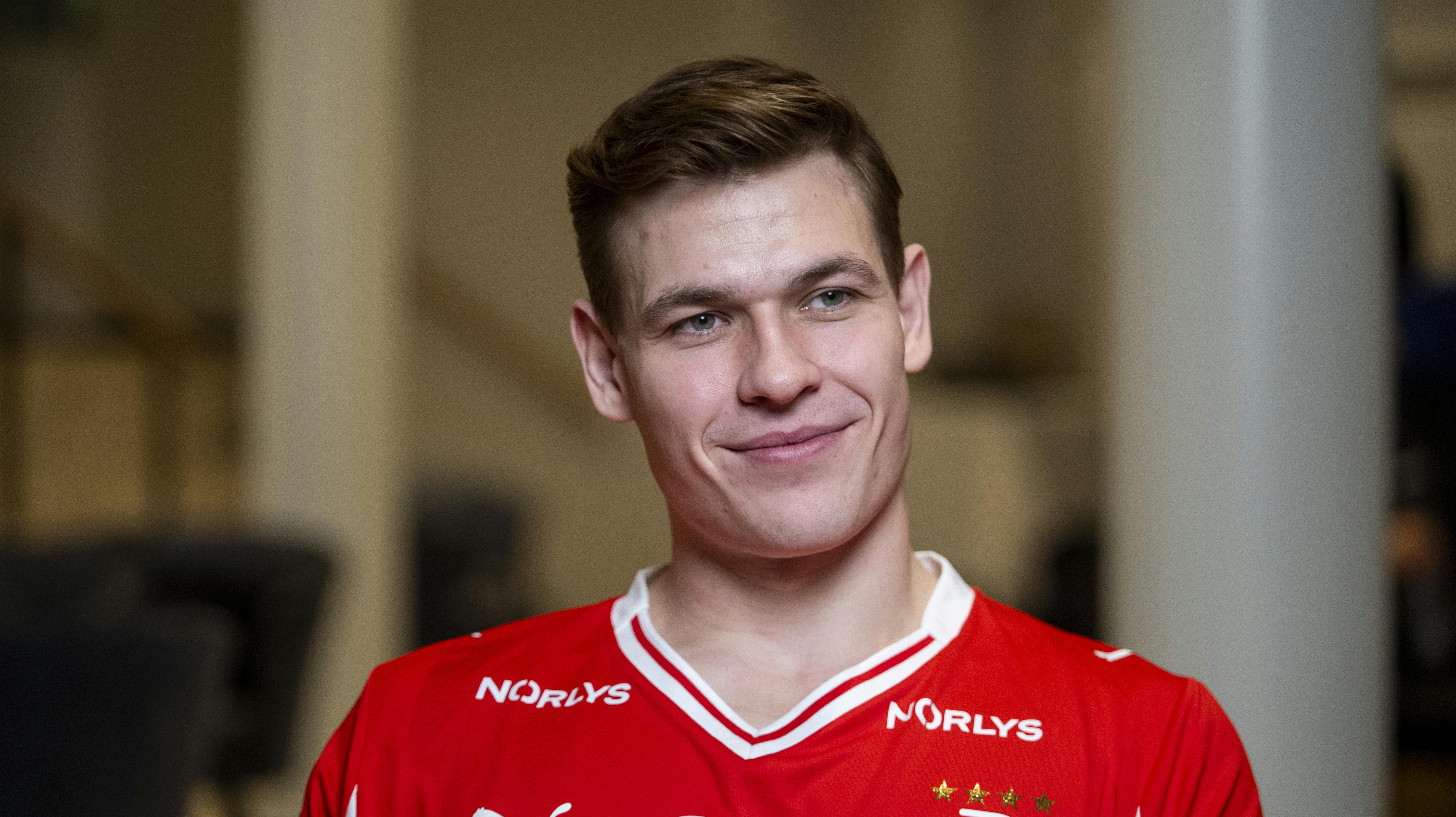 Lukas Jørgensen håbede på at kunne kigge forbi Jyske Bank Boxen som tilskuer efter operationen. Og det kommer også til at ske! Den danske stjerne kører nemlig til Herning sammen med kæresten til fredagens semifinale.