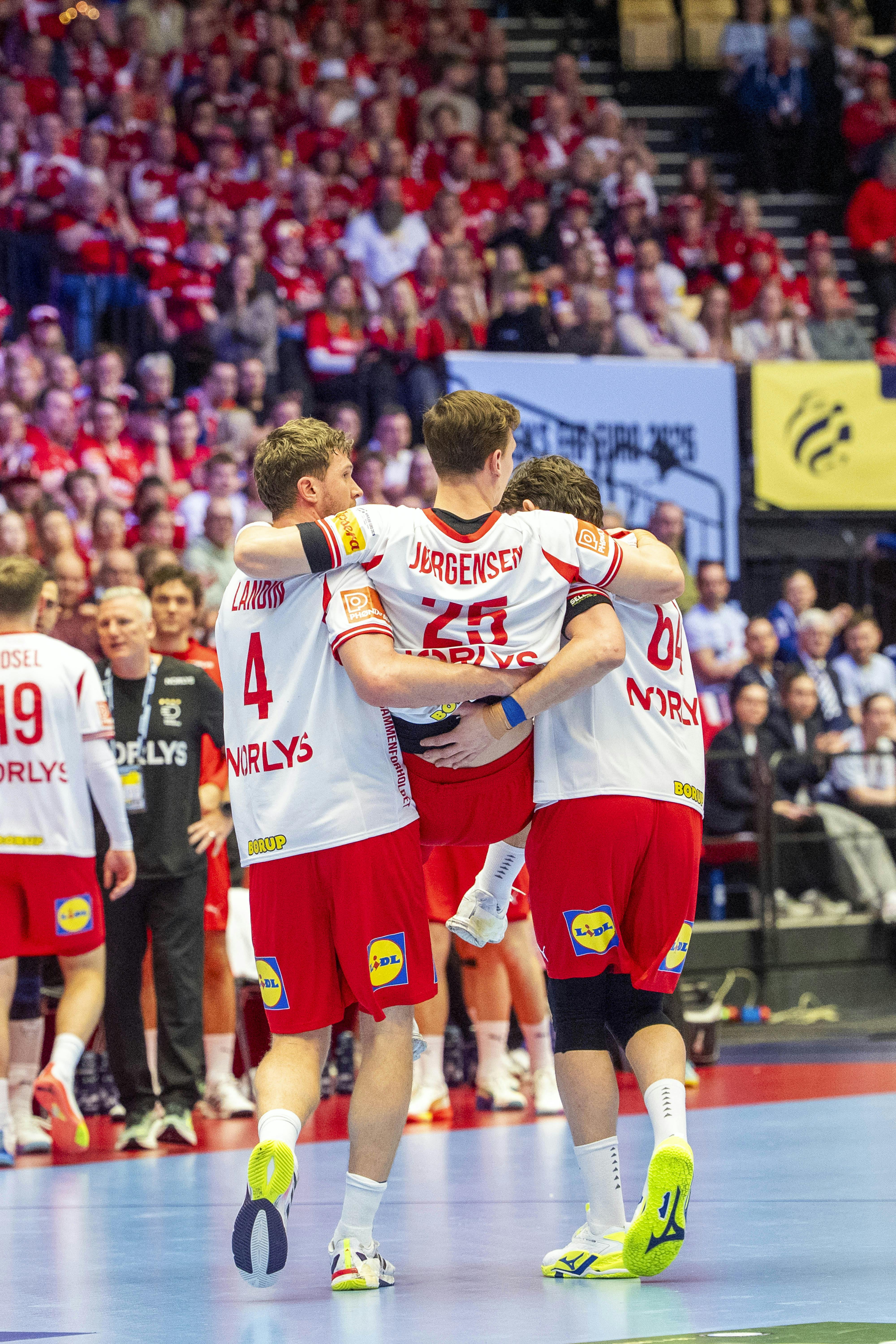 På fredag er det heldigvis på en mere positiv måde, at vi ser Lukas Jørgensen i Jyske Bank Boxen.