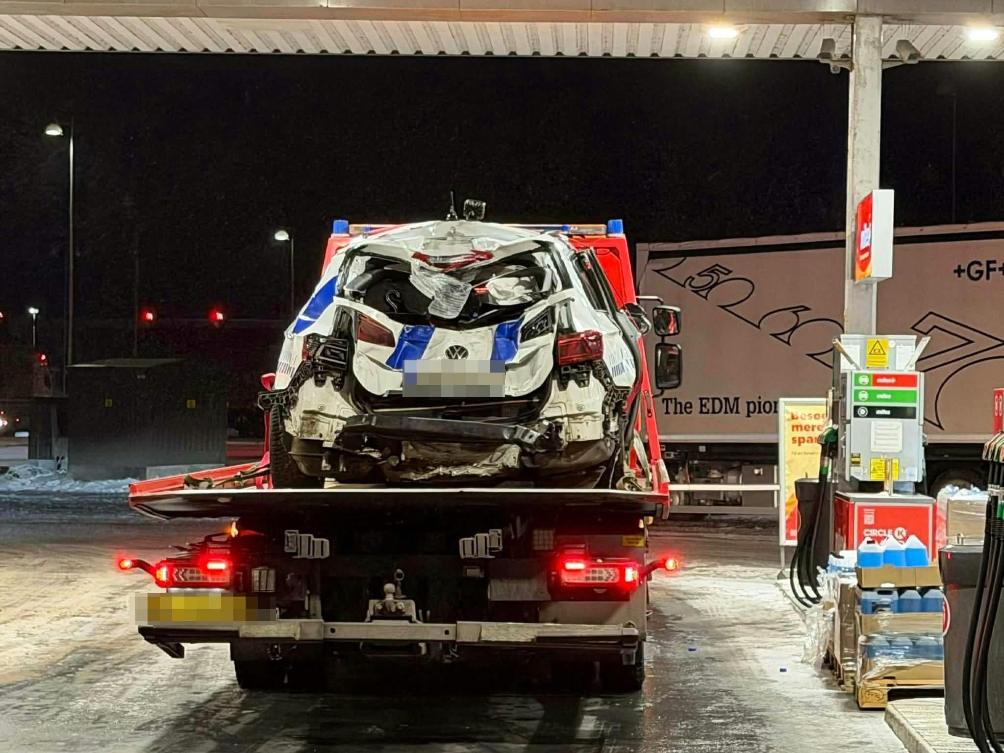 Det kostede en betjent livet, mens en anden blev alvorligt såret, da en lastbil ramte denne patruljevogn på motorvejen.