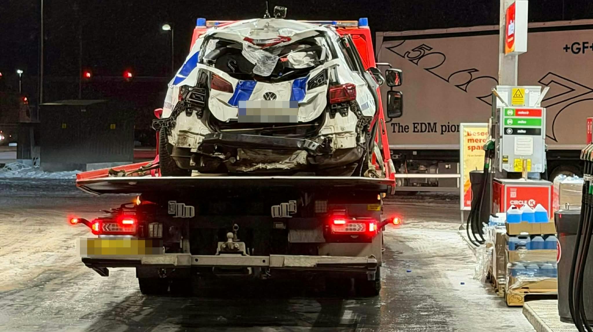 Det kostede en betjent livet, mens en anden blev alvorligt såret, da en lastbil ramte denne patruljevogn på motorvejen.