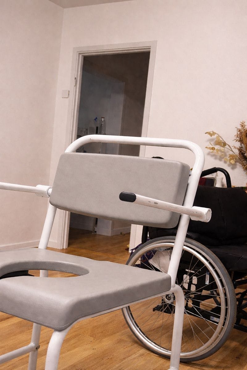 I dag er kvinden fortsat nødt til at bruge forskellige hjælpemidler for at komme igennem hverdagen.