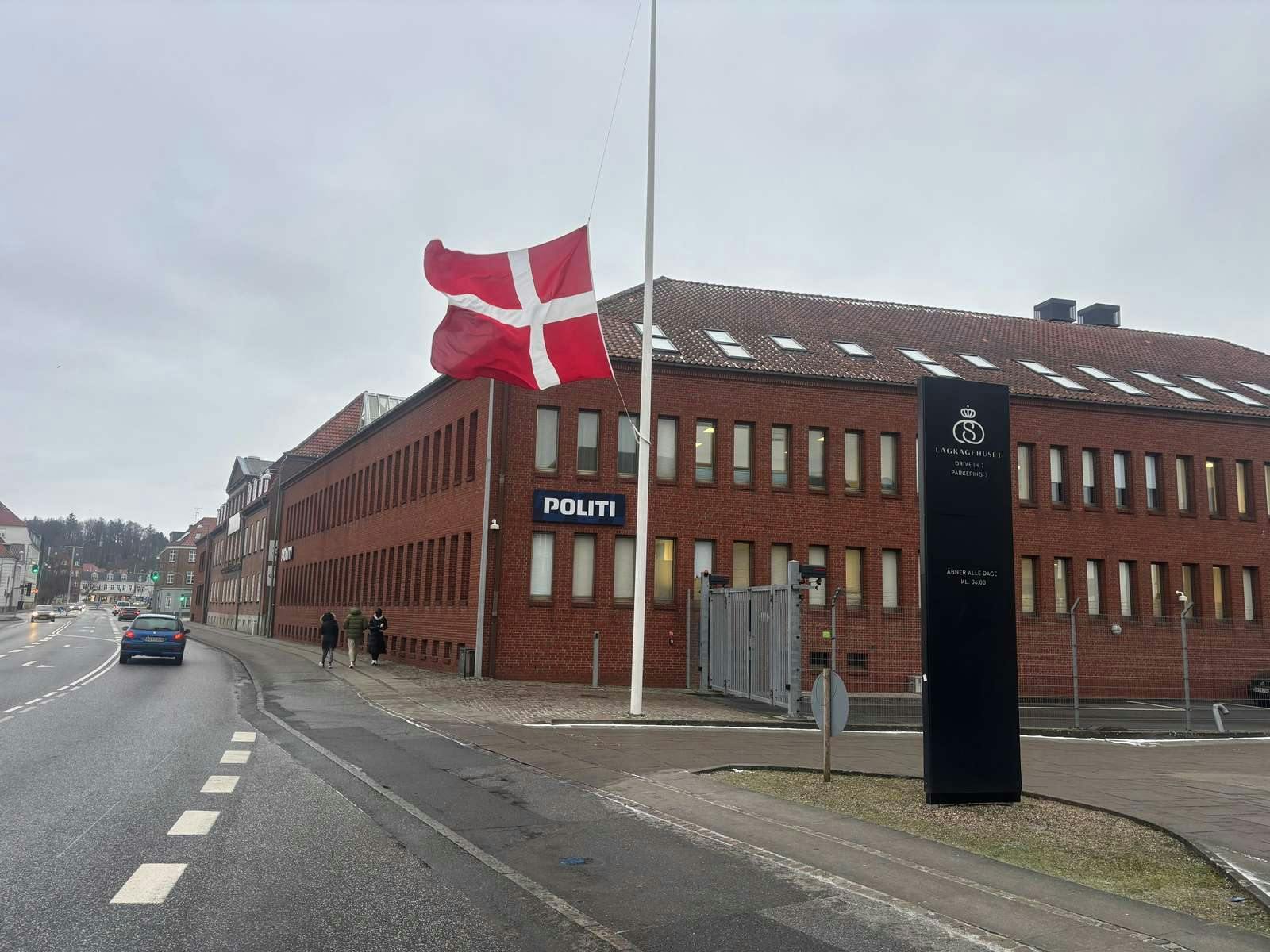 Flaget gik torsdag på halv ved politistationen i Aabenraa.