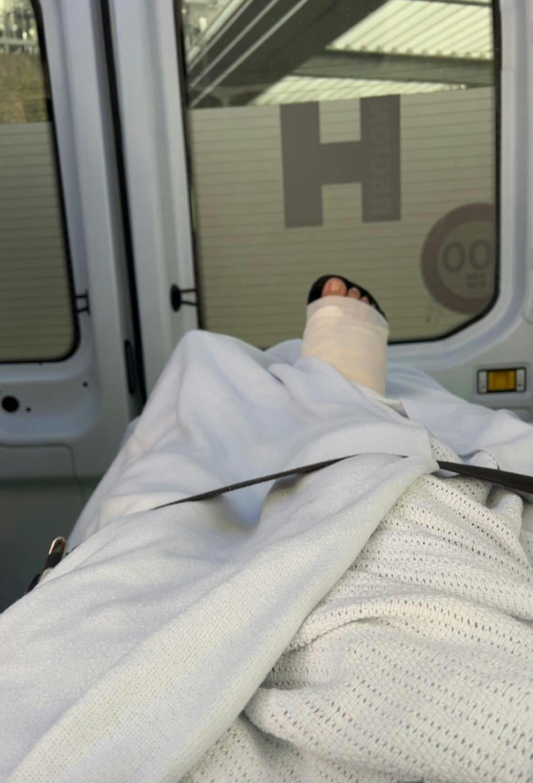 Den yngre kvinde har været igennem flere behandlinger undervejs og er fortsat belastet af skaden.