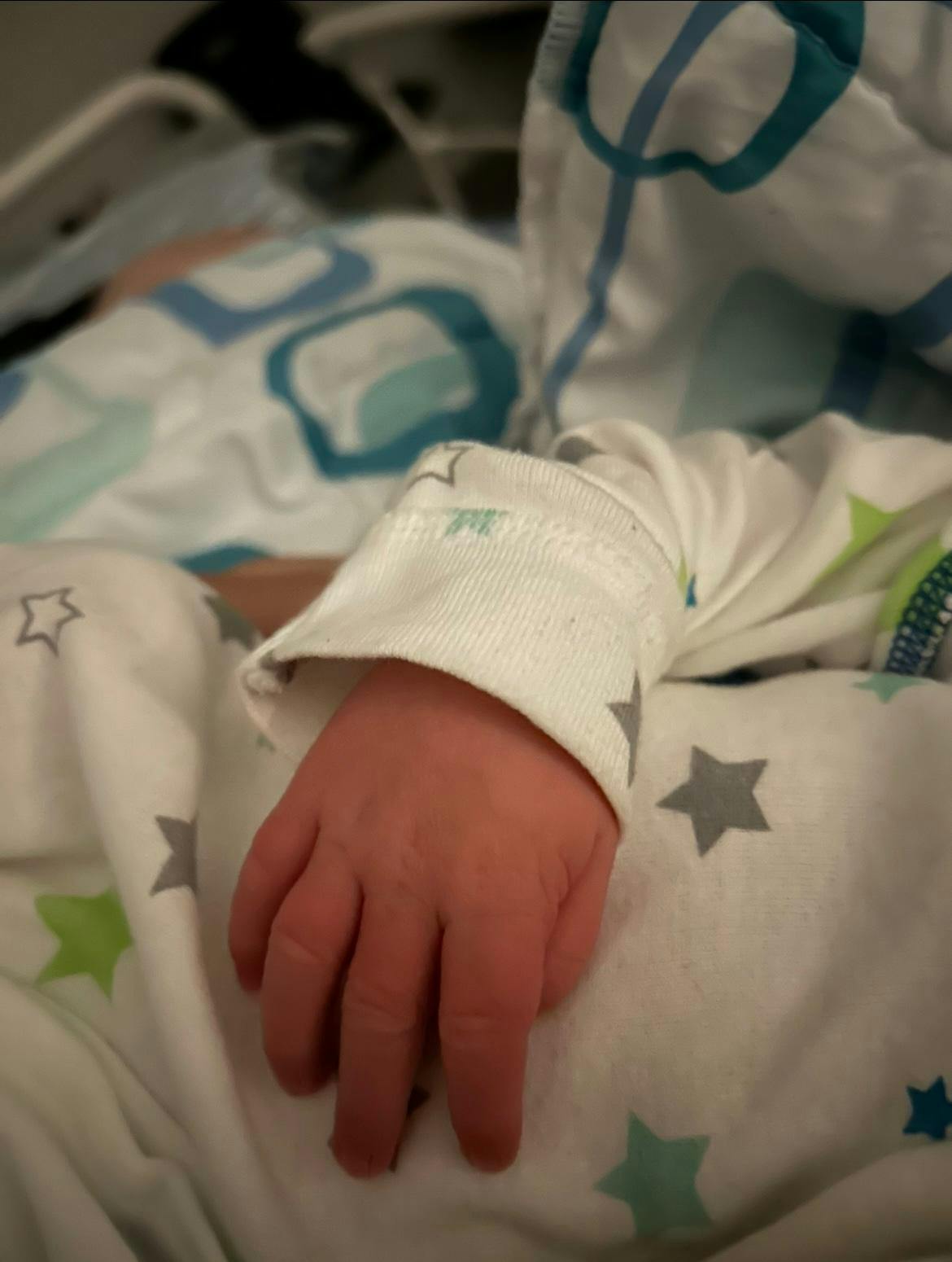 Midt i tragedien er det en stor lykke for familien, at den lille dreng blev født for nogle måneder siden og har det godt.