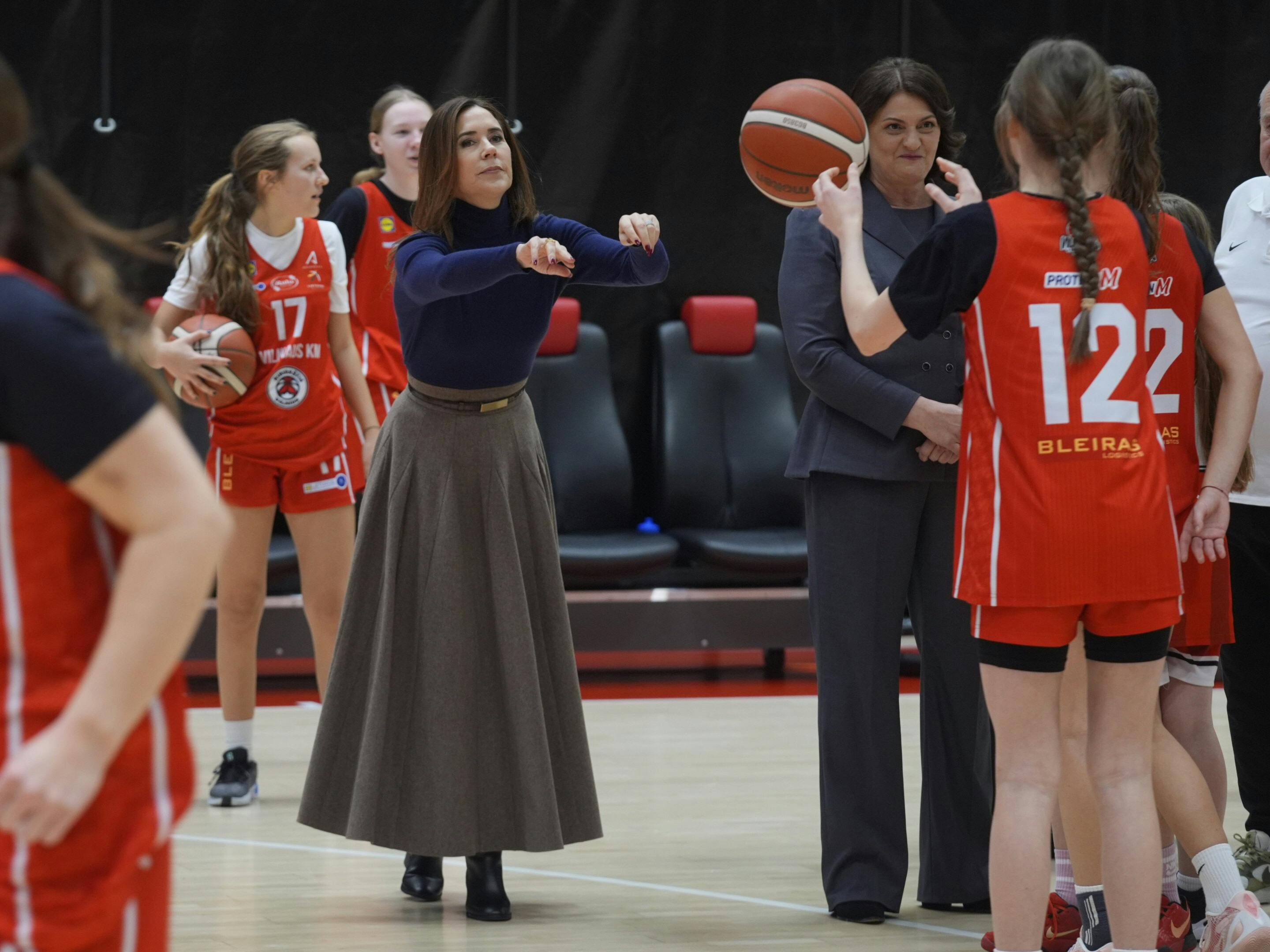 Dronning Mary gav basketball et skud, da hun torsdag besøgte Østeuropas første NBA-basketballskole i den litauiske hovedstad Vilnius. Og dronningen havde tydeligvis et godt boldøje.