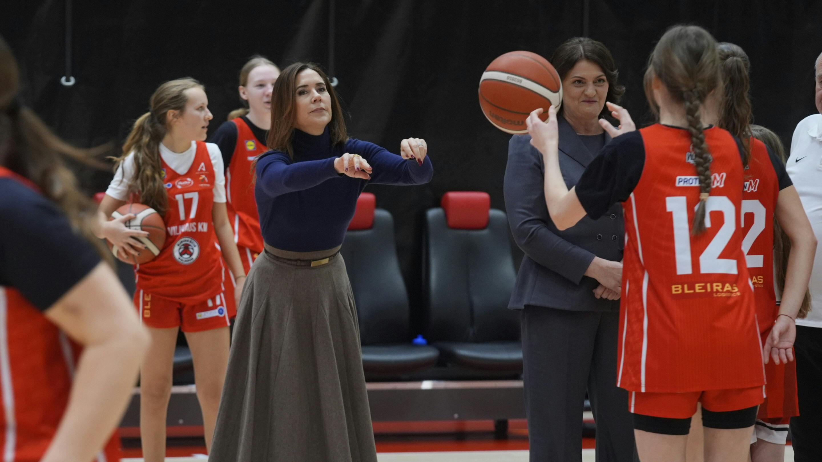Dronning Mary gav basketball et skud, da hun torsdag besøgte Østeuropas første NBA-basketballskole i den litauiske hovedstad Vilnius. Og dronningen havde tydeligvis et godt boldøje.