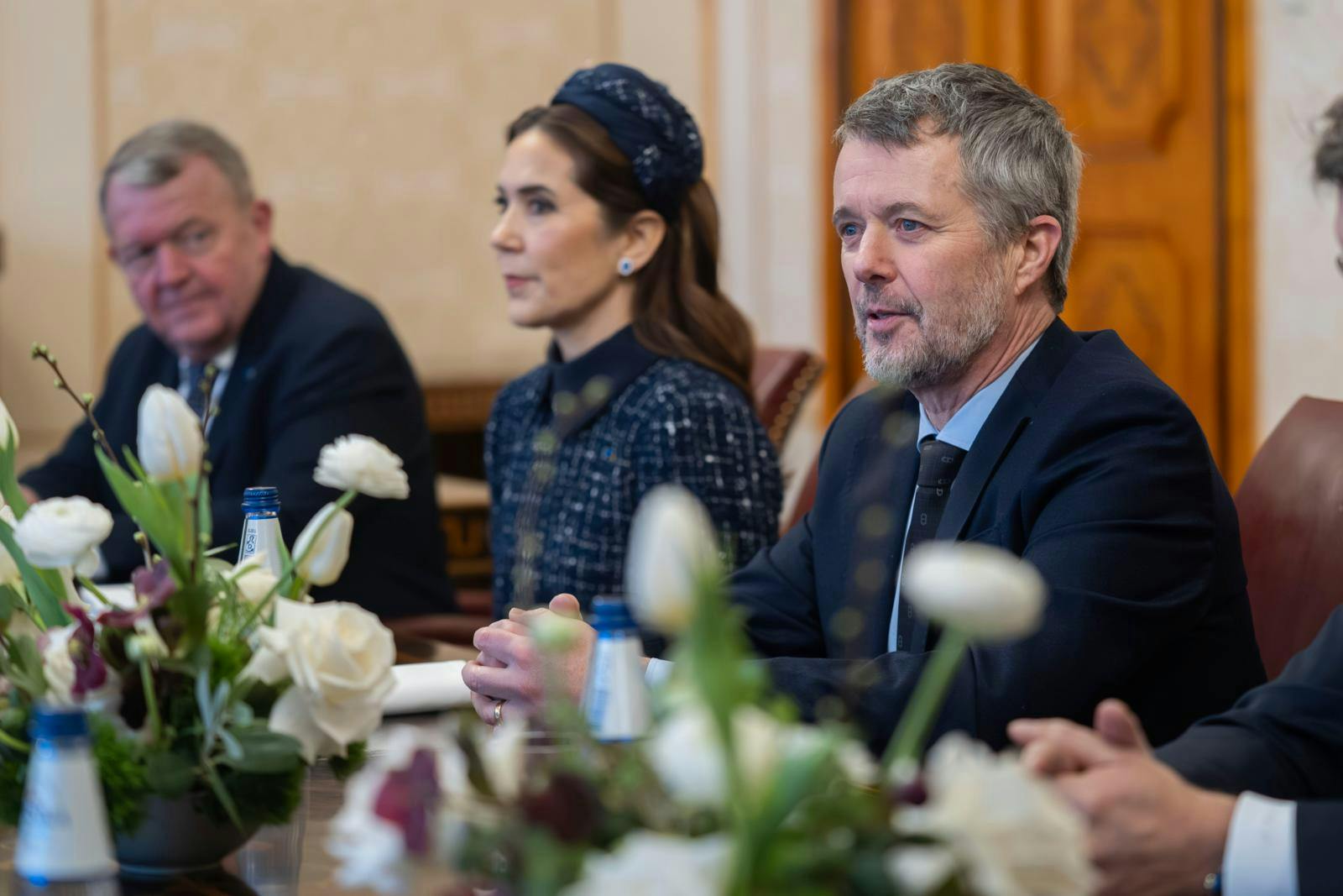 Kongehuset og Forbrugerombudsmanden trækker nu møntforhandler i retten for vildledende reklamer.