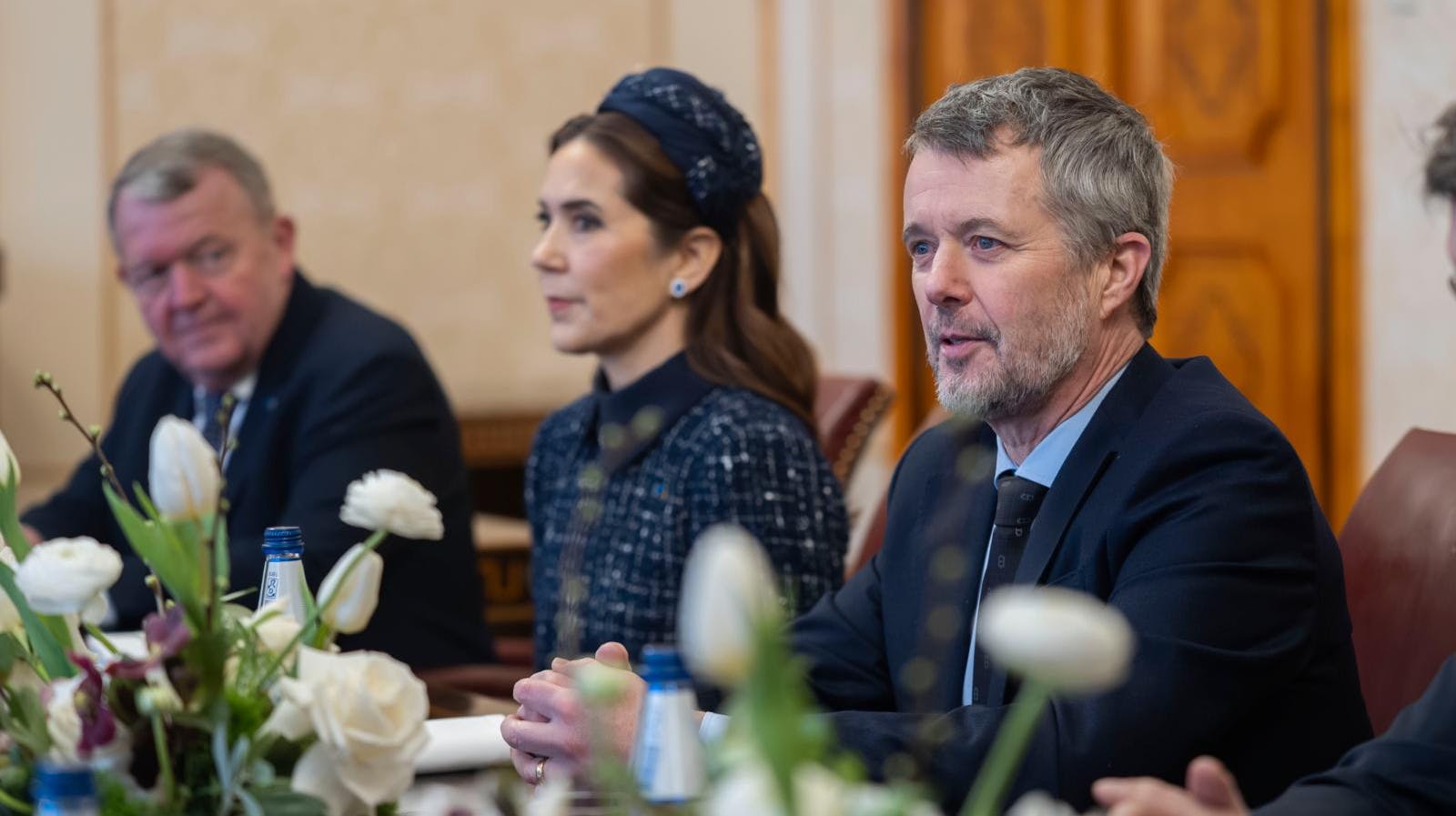 Kongehuset og Forbrugerombudsmanden trækker nu møntforhandler i retten for vildledende reklamer.