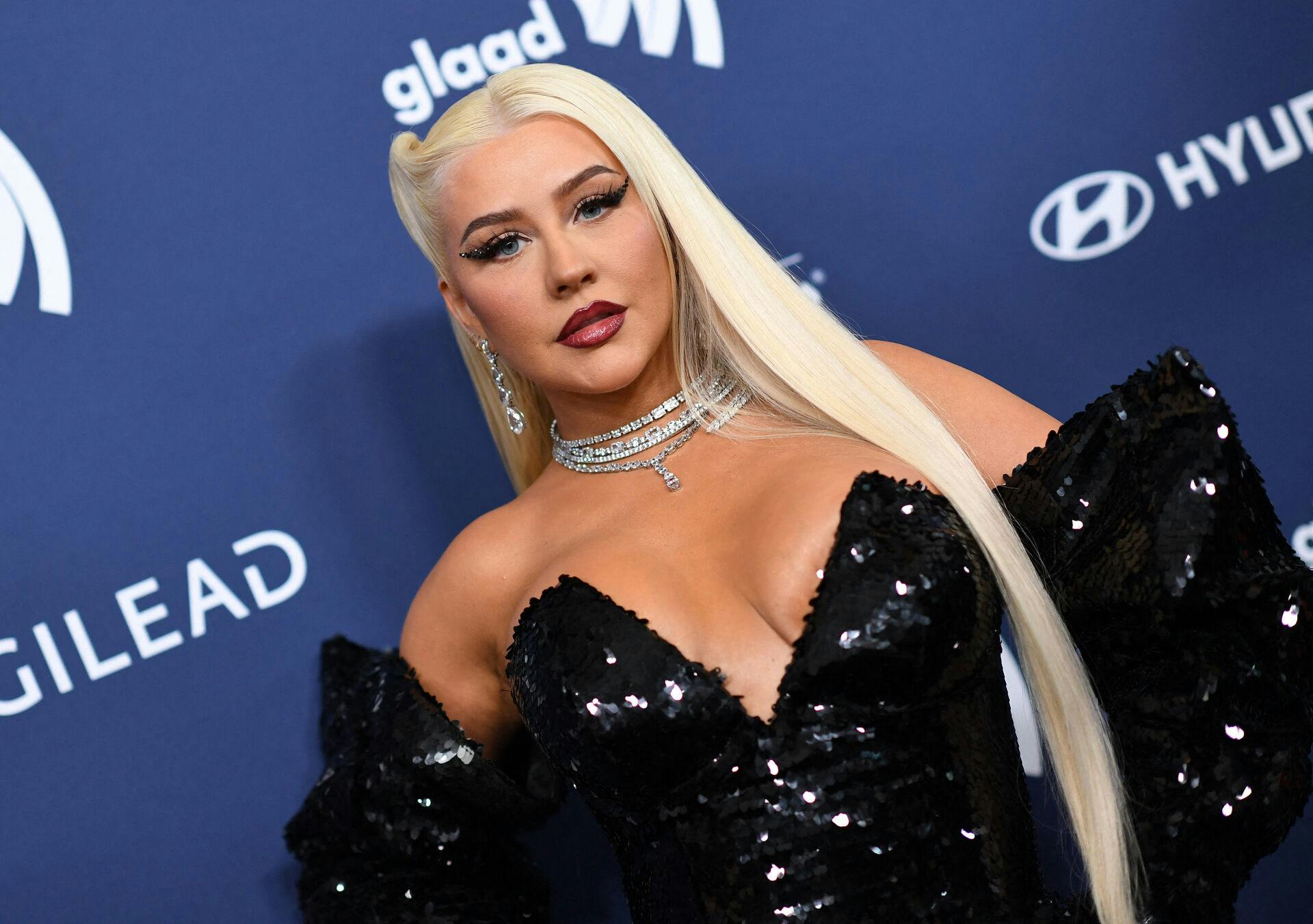 Christina Aguilera viser nogle imponerende diamanter frem.