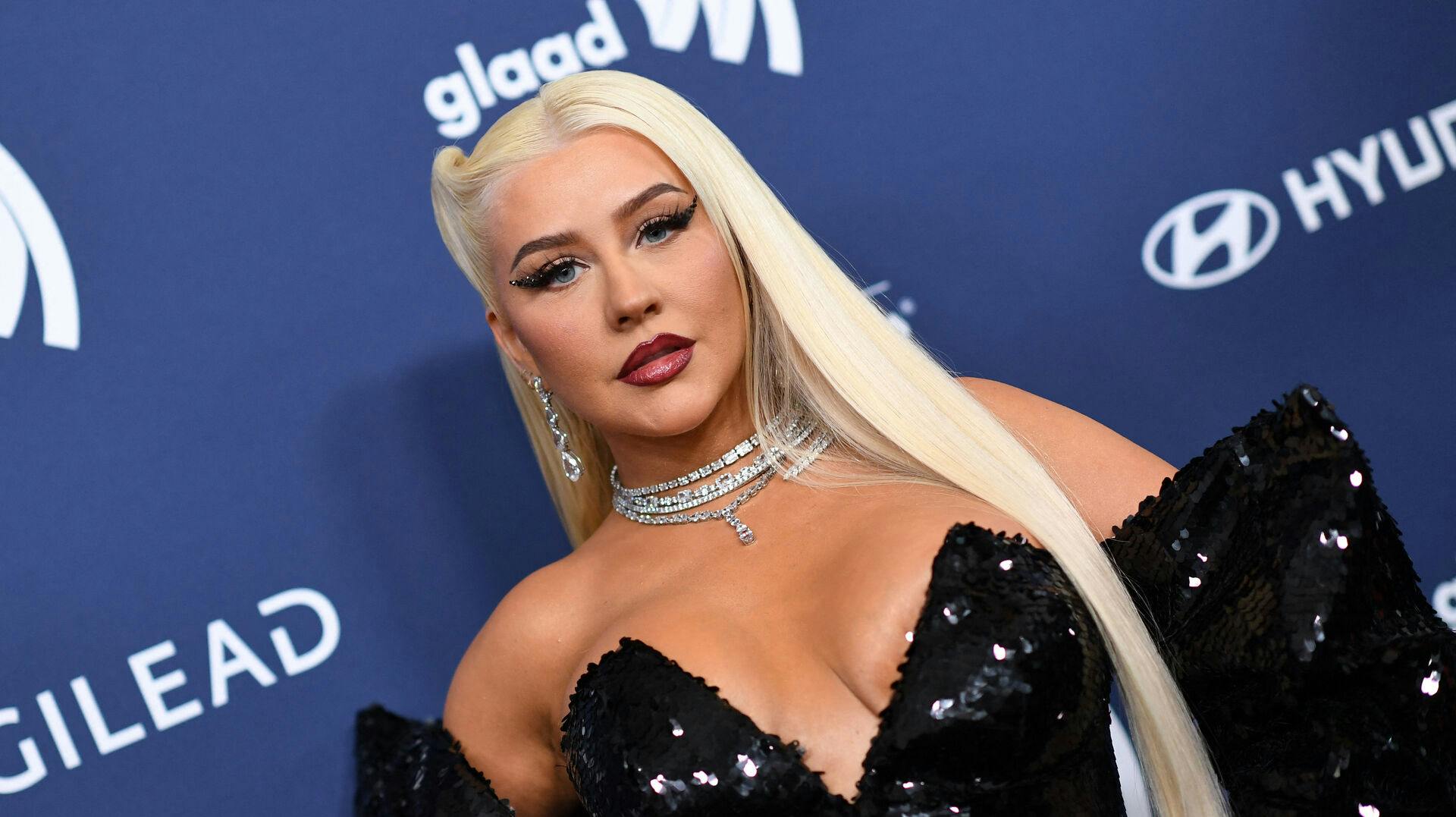 Christina Aguilera viser nogle imponerende diamanter frem.