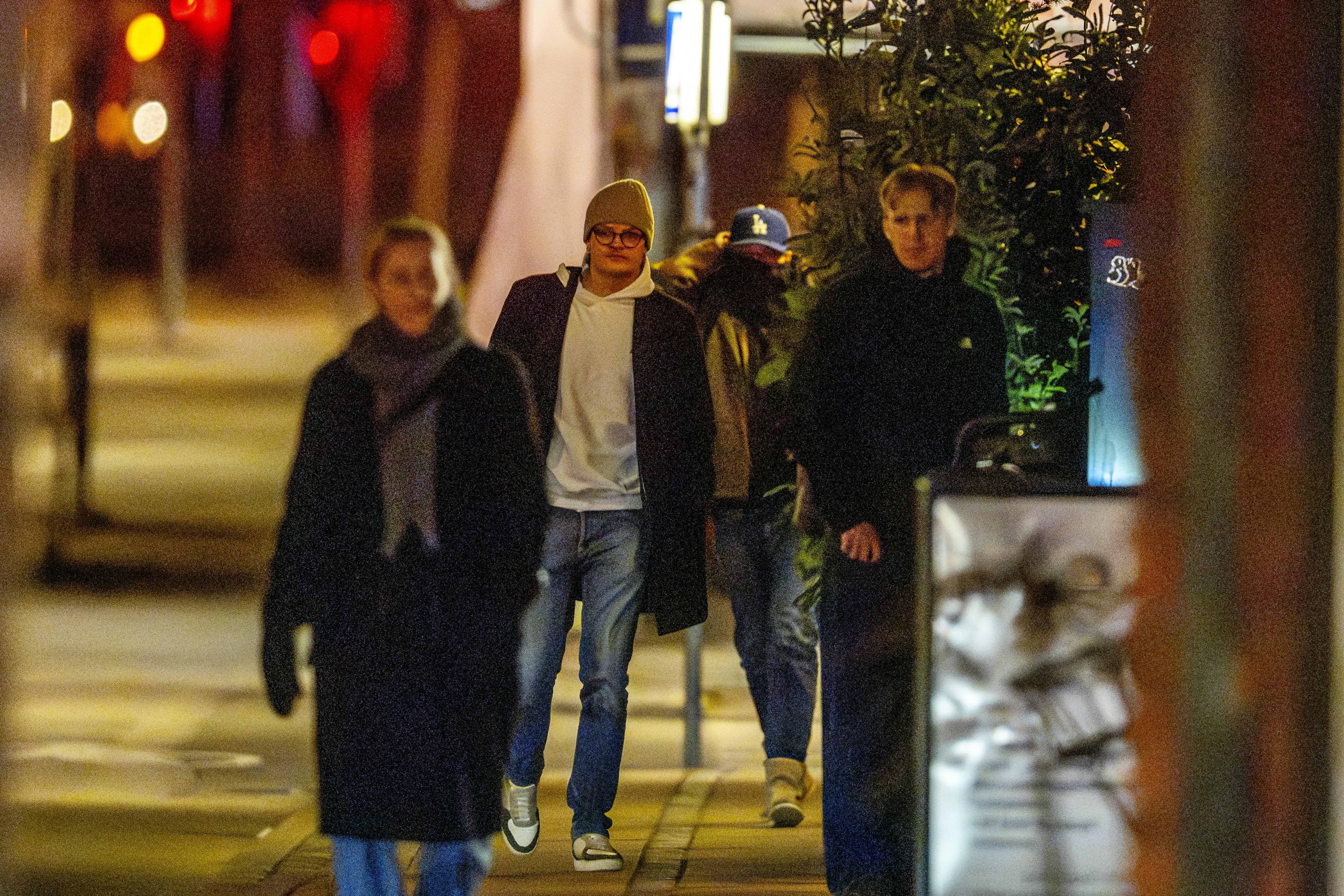 Sidste år i marts var Marius en tur på besøg hemmeligt besøg i København. Her forsøgte han - og særligt hans mystiske kammerat - for alt i verden at holde sig skjult for offentligheden. 