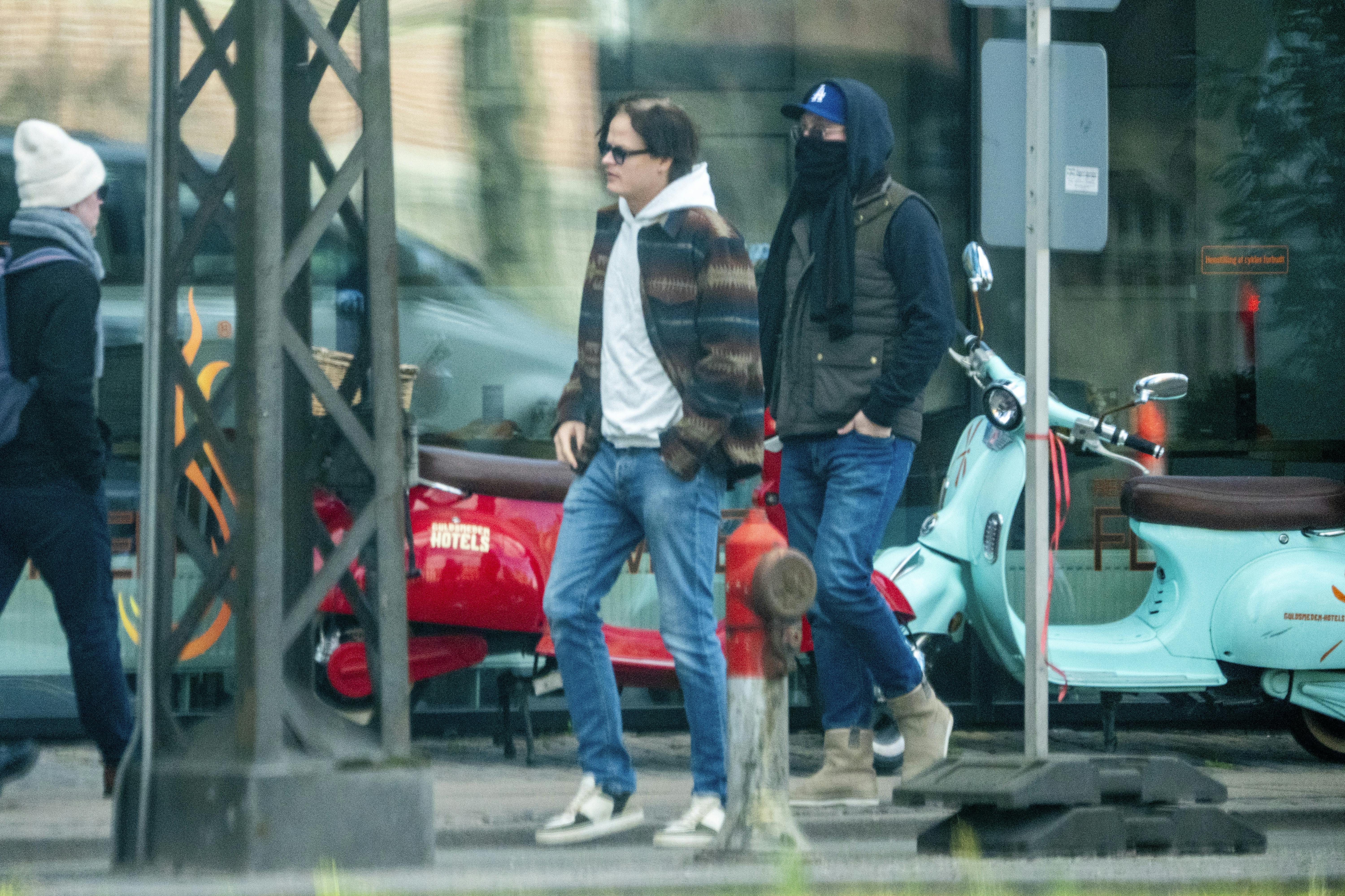 Sidste år i marts var Marius en tur på besøg hemmeligt besøg i København. Her forsøgte han - og særligt hans mystiske kammerat - for alt i verden at holde sig skjult for offentligheden. 