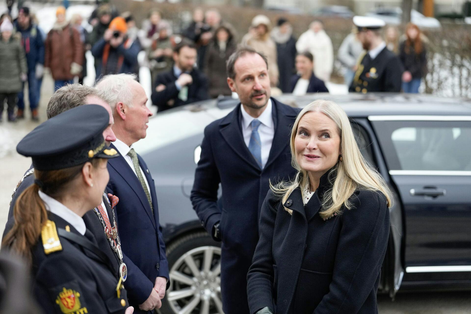 Kronprins Haakon og kronprinsesse Mette-Marit har allerede inden retssagen meddelt, at de ikke har tænkt sig at møde op i retten for at støtte Marius. I stedet rejser de blandt andet væk fra Norge. Her ses de sammen på et billede fra 28. januar 2026.