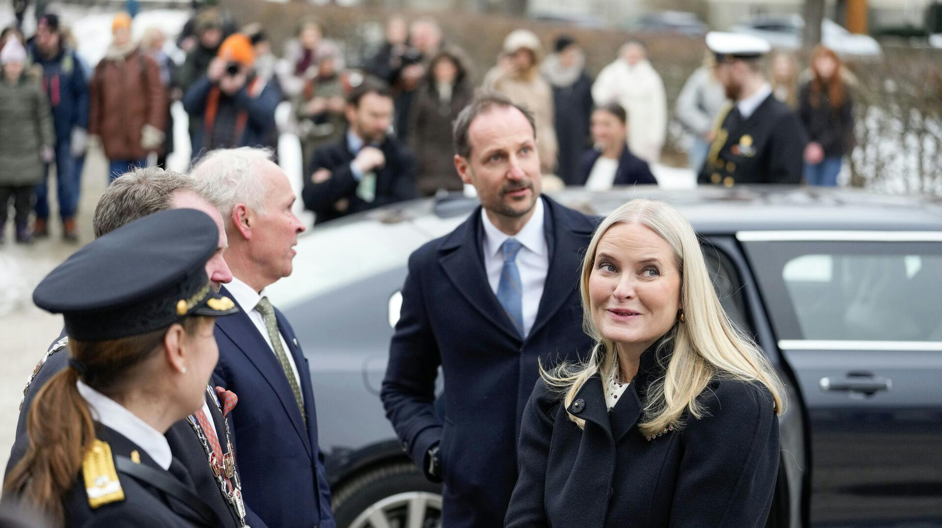 Kronprins Haakon og kronprinsesse Mette-Marit har allerede inden retssagen meddelt, at de ikke har tænkt sig at møde op i retten for at støtte Marius. Men nu har de besøgt ham i fængslet.