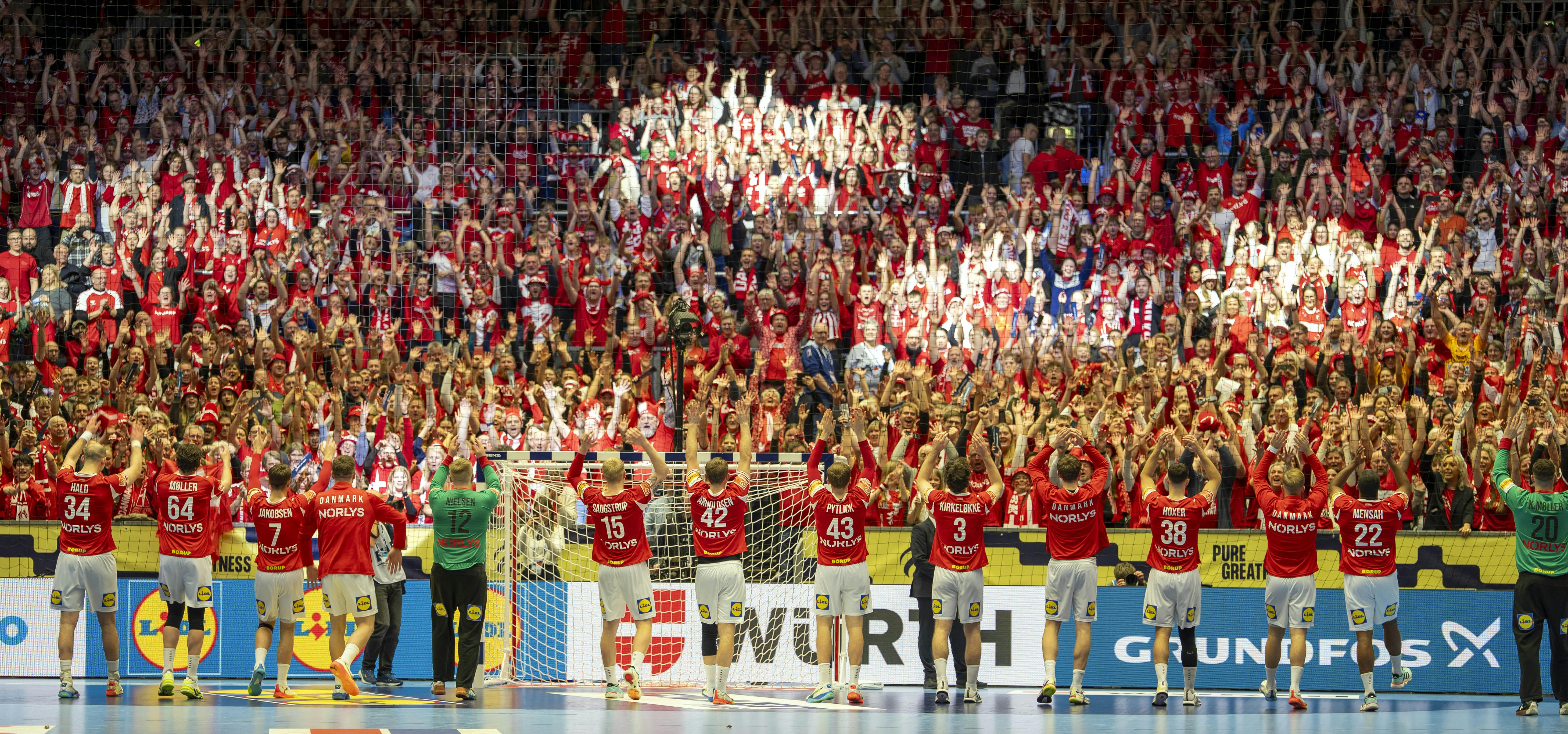 Foran et udsolgt Jyske Bank Boxen, med rigtig mange danskere på lægterne, skal Nikolaj Jacobsen og co. forsøge at slå Island i EM-semifinalen. Det er 20.30, og du kan følge kampen her på sh.dk.