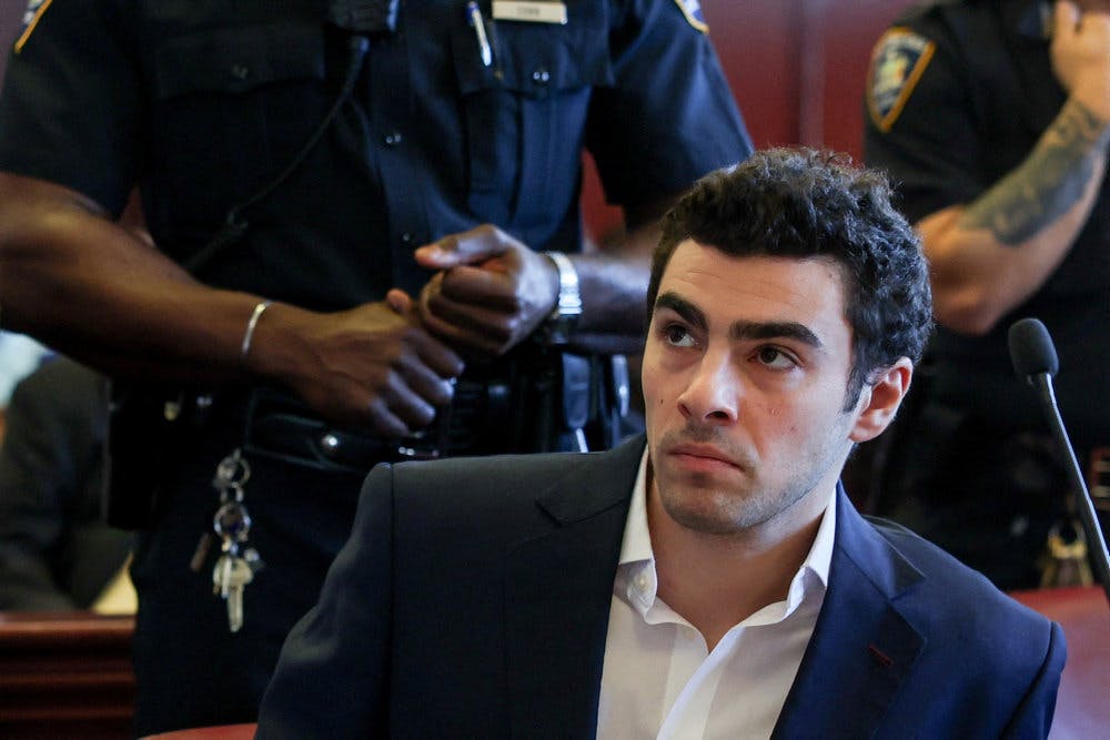 Luigi Mangione er tiltalt for i december 2024 at have dræbt en direktør for et sundhedsforsikringsselskab i New York City. Drabet skete på åben gade. Mangione risikerer dødsstraf.