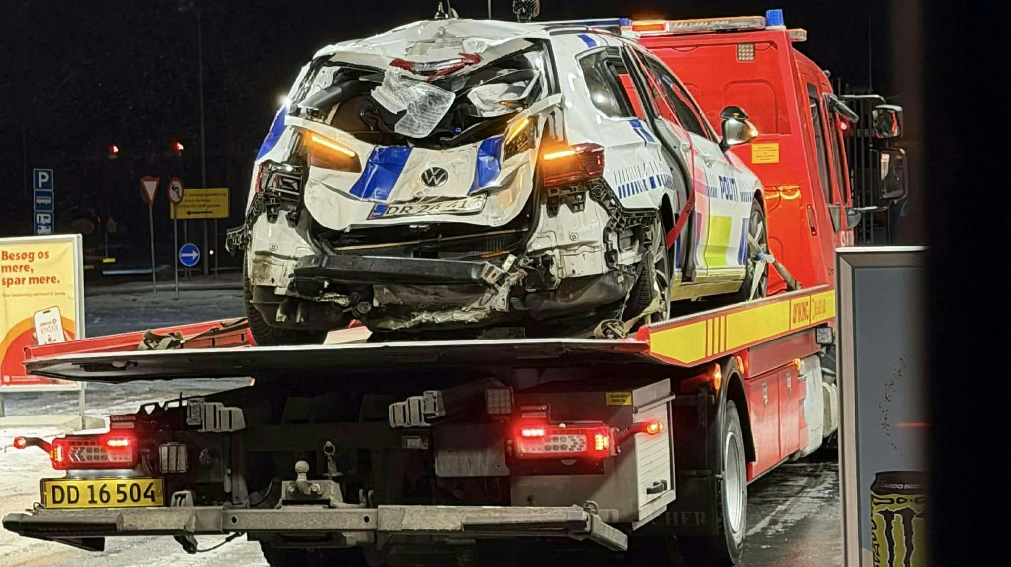 Lastbilen ramte politiets bil på motorvejen, hvor en betjent afgik ved døden.