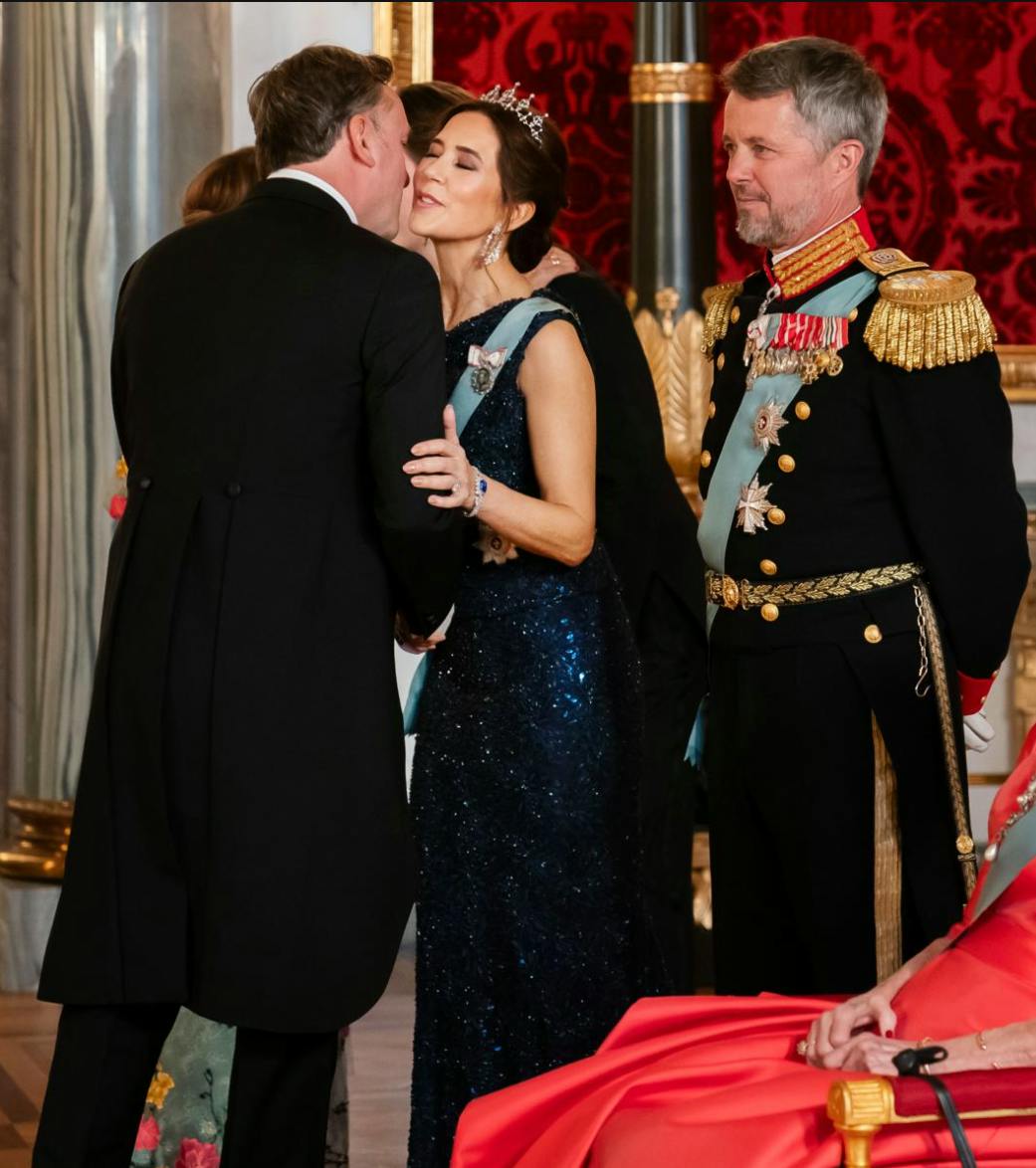 De er nære venner. Mary og Jeppe Handwerk i kærligt kram.