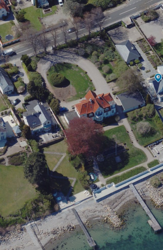 Jeppe og Birgitte Handwerk bor i villaen med det røde tag. Huset til venstre er det, som de netop har betalt 49.750.000 kr. for.