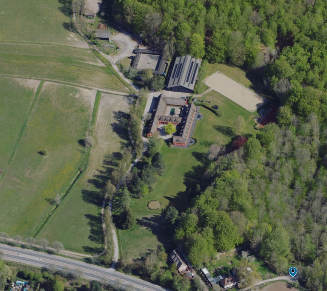 Rasmus Heide og familien flytter snart ind på denne enorme farm. I bunden af billedet ses huset, som Jakob Ellemann-Jensen netop har solgt.