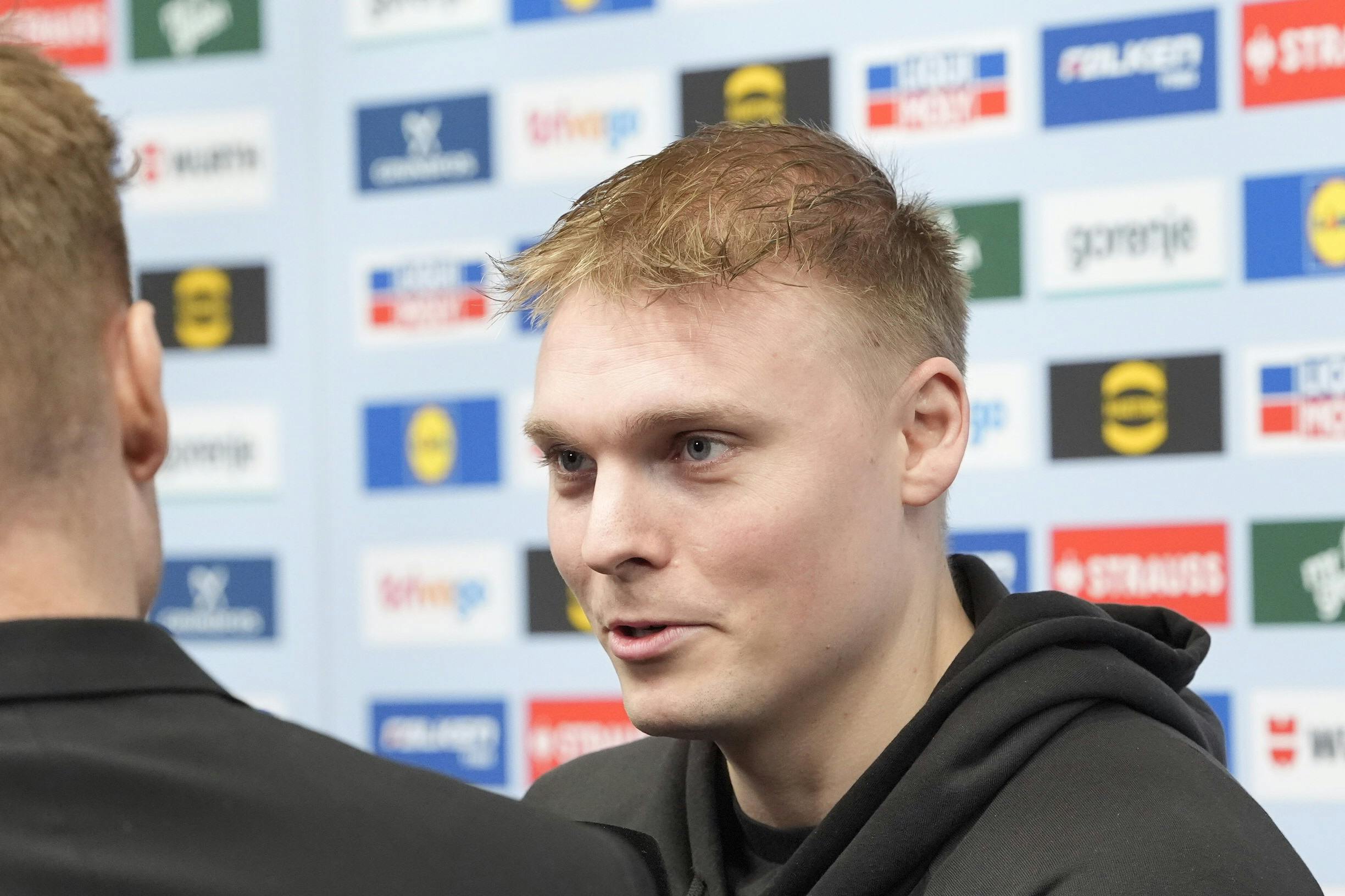 Til trods for, at Emil Bergholt lige er blevet far igen, og grundet en skade ikke kommer til at spille mere til dette EM, har han valgt at forblive med landsholdet.