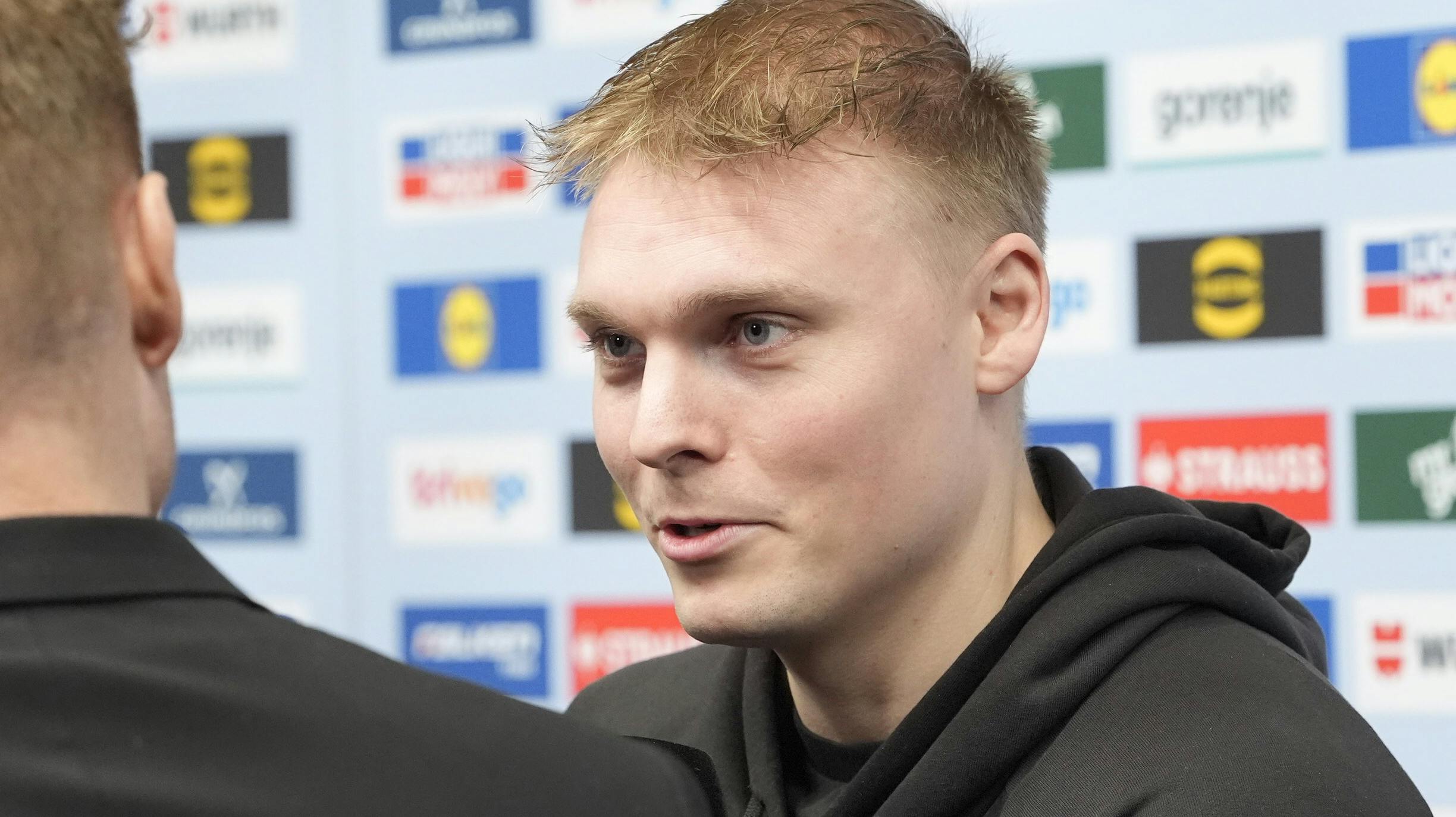 Til trods for, at Emil Bergholt lige er blevet far igen, og grundet en skade ikke kommer til at spille mere til dette EM, har han valgt at forblive med landsholdet.