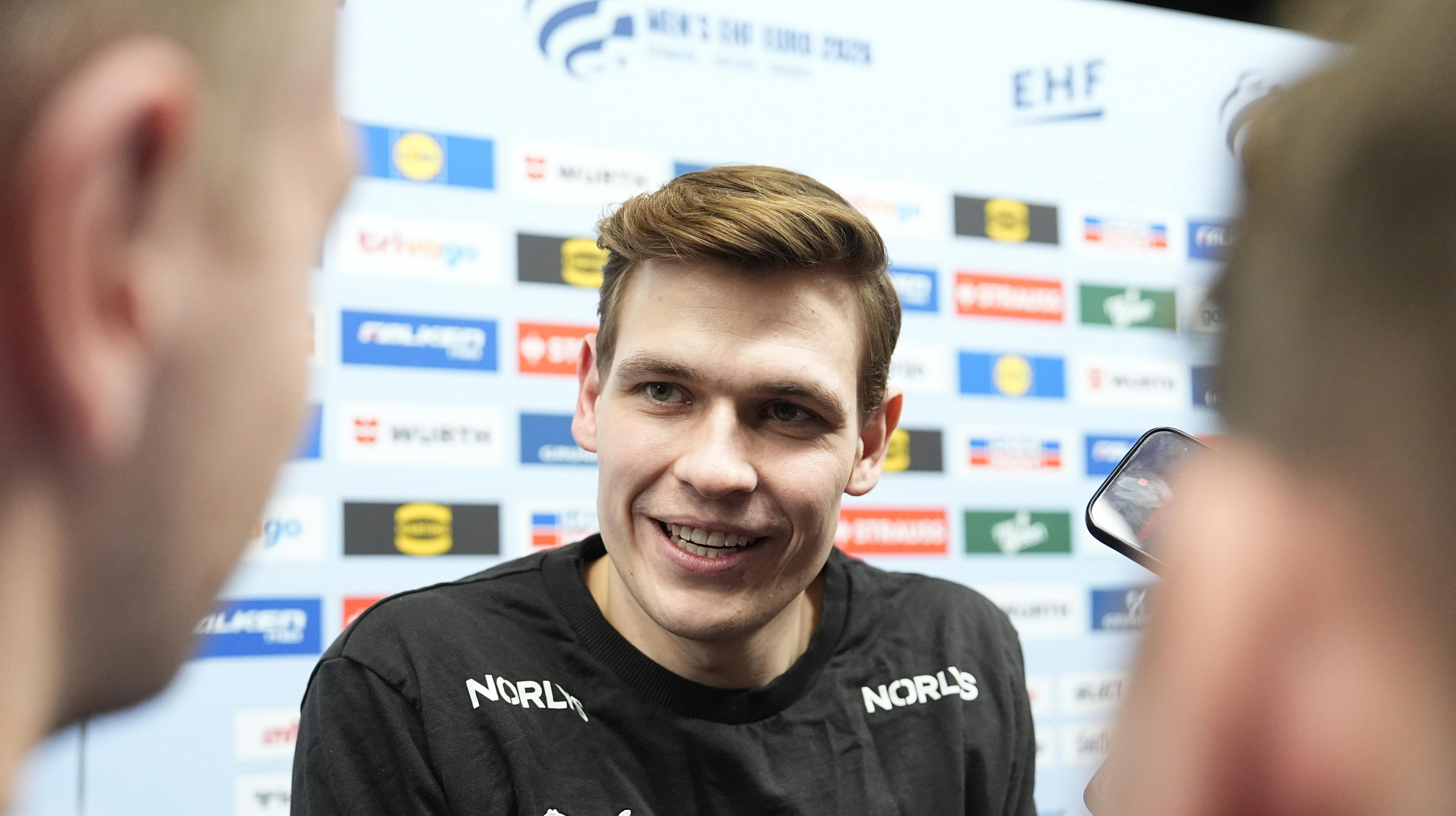 Lukas Jørgensen støtter holdet i aften. 