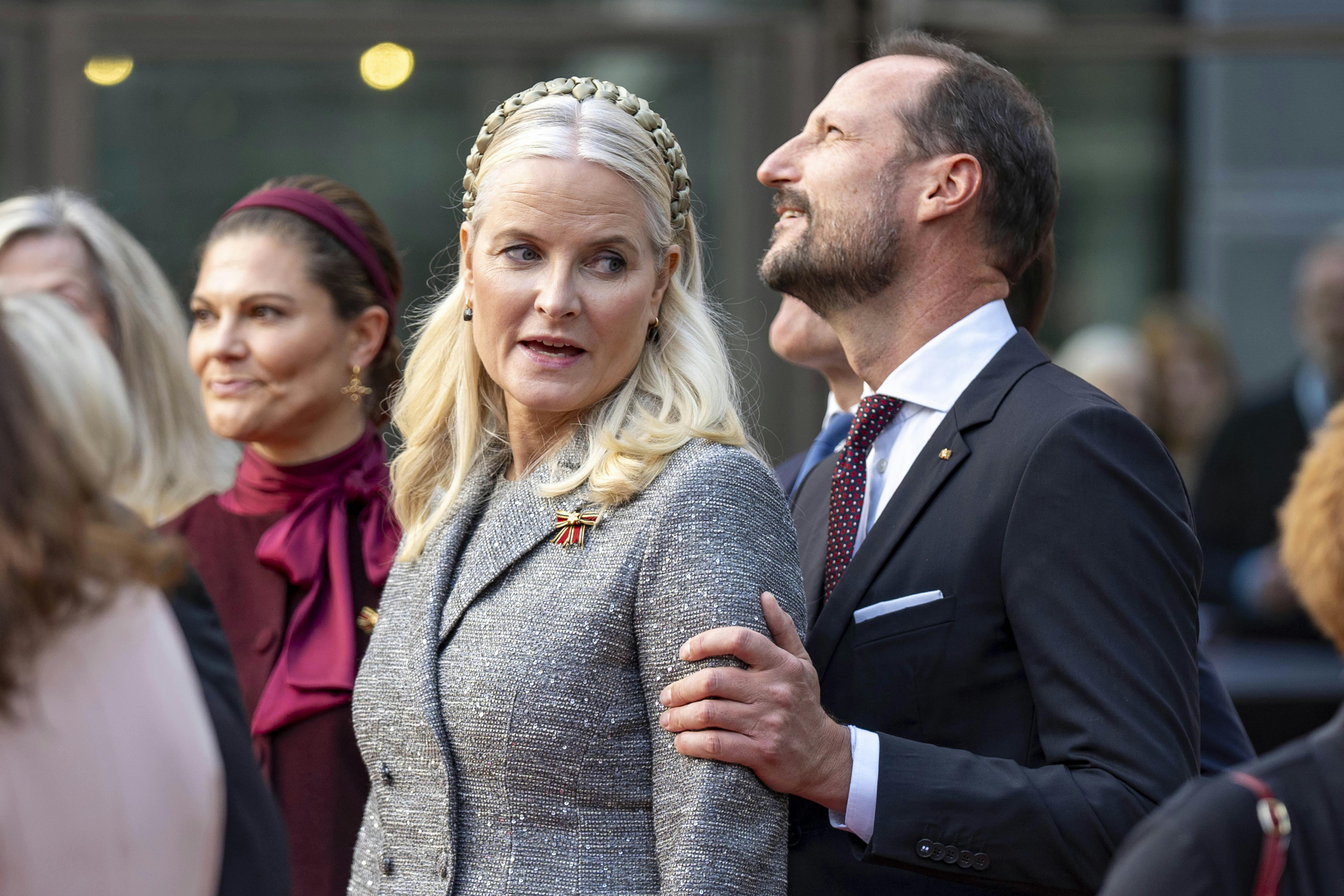Mette-Marit siger i en skriftlig udtalelse, at hun tager "ansvar for ikke at have tjekket Epsteins baggrund bedre".&nbsp;