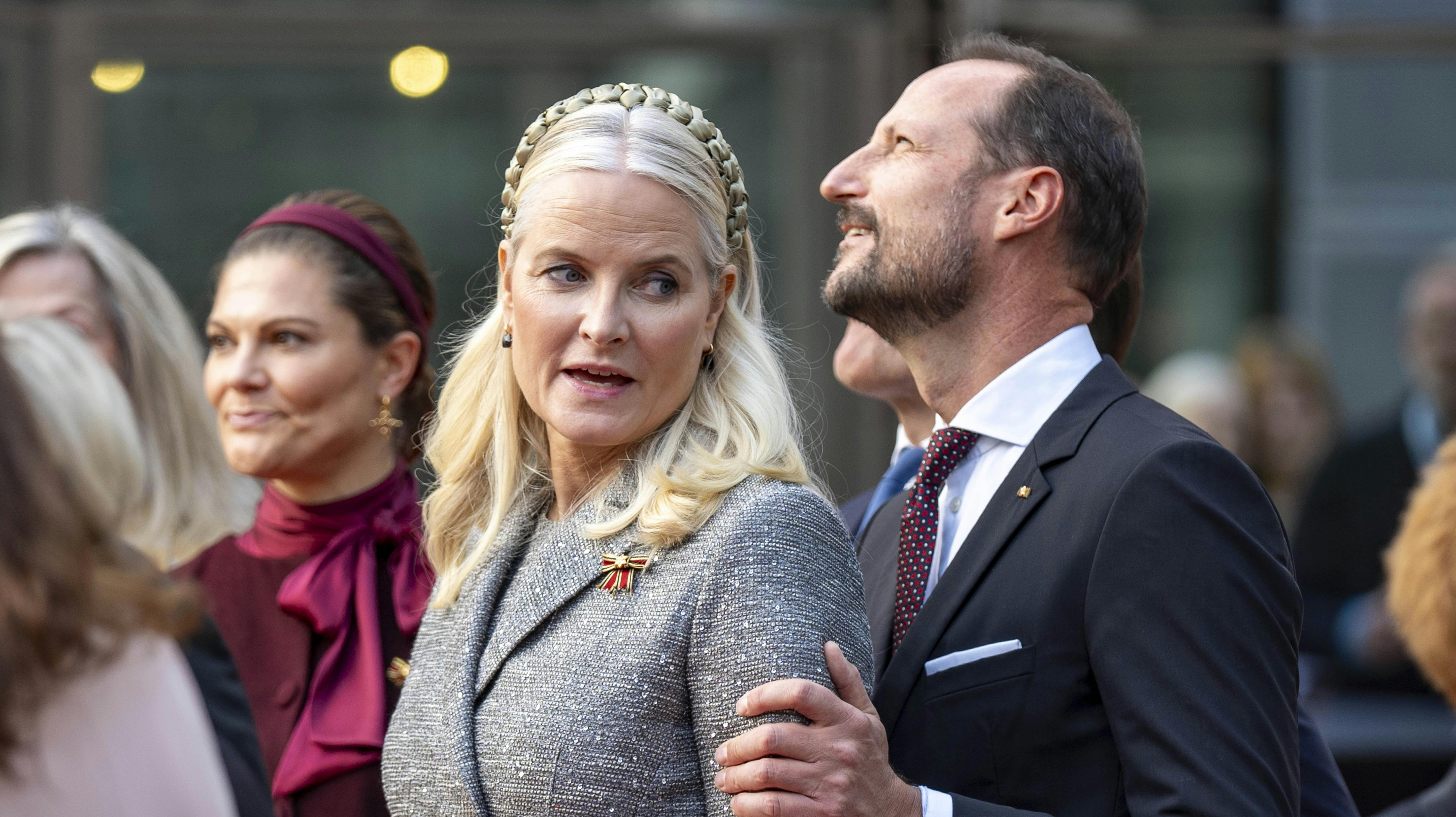 Mette-Marit siger i en skriftlig udtalelse, at hun tager "ansvar for ikke at have tjekket Epsteins baggrund bedre". 