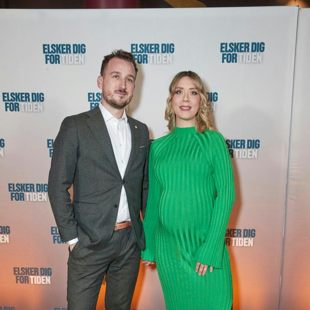 I december 2022 dukkede de op sammen på den røde løber. Her havde de været kærester i syv år, lød det fra parret, der dengang ventede deres første barn. Det kom til verden året efter.