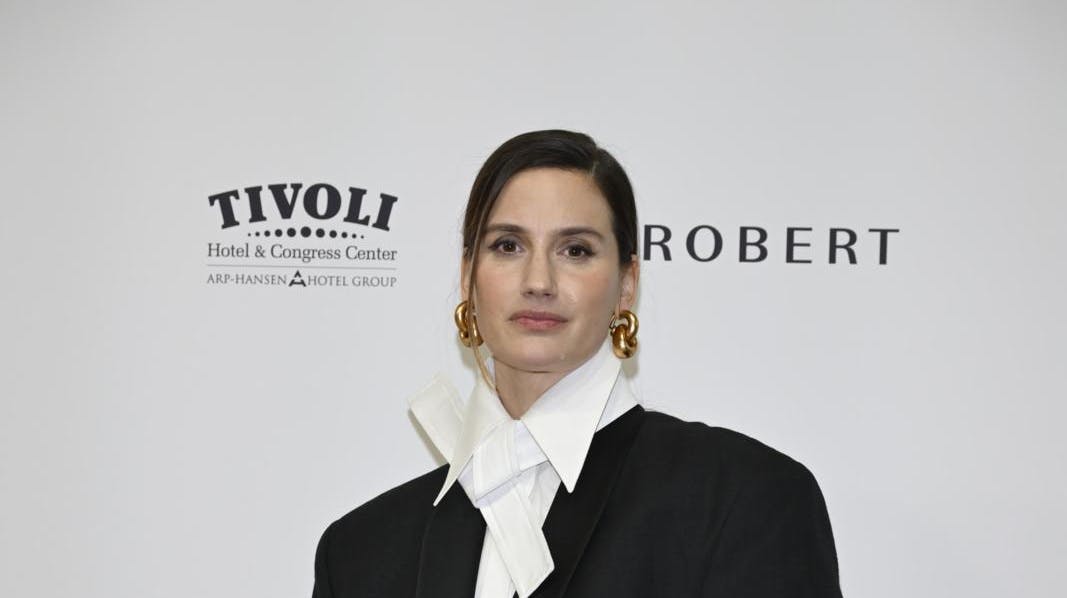 Skuespilleren valgte et bæredygtigt genbrugssæt til aftenens store begivenhed. Og mens mor er til fest, bliver den tre måneder gamle datter passet af far og bedstemor på hotellet.