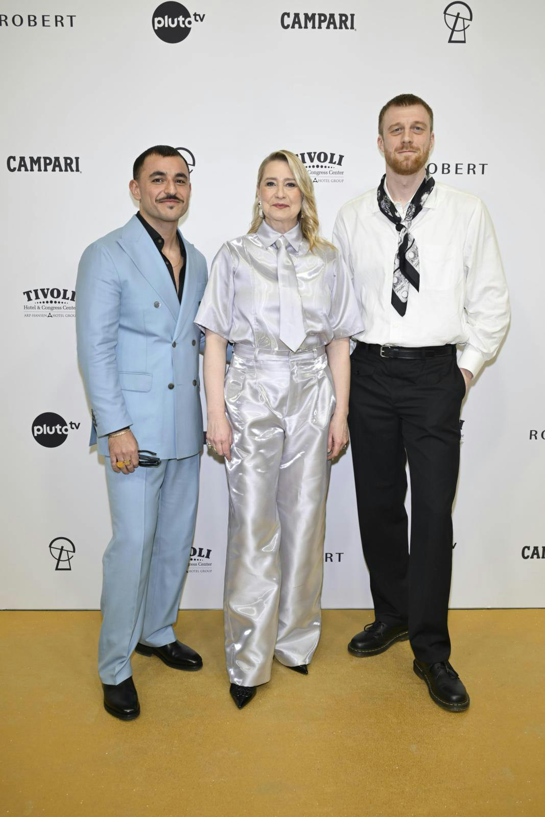 Besir Zeciri (t.v.) stråler på den røde løber til Robert Prisen 2026. Skuespilleren afslører over for SE og HØR, at datteren, der kom til verden i september, har fået navnet Viola. Nu tæller familien fire, og Besir nyder rollen som både far og hovedrolle-favorit: - Livet er fantastisk lige nu!