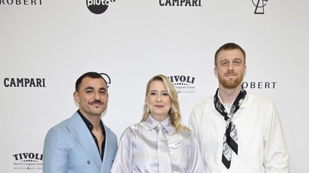 Besir Zeciri (t.v.) stråler på den røde løber til Robert Prisen 2026.