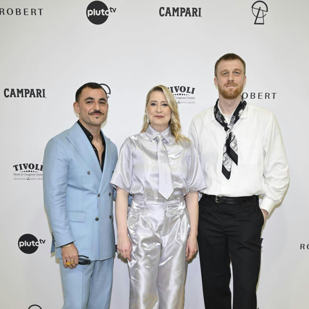 Besir Zeciri (t.v.) stråler på den røde løber til Robert Prisen 2026. Skuespilleren afslører over for SE og HØR, at datteren, der kom til verden i september, har fået navnet Viola. Nu tæller familien fire, og Besir nyder rollen som både far og hovedrolle-favorit: - Livet er fantastisk lige nu!