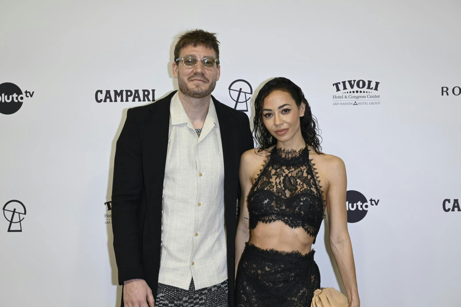 Parret blev forlovet i januar 2025 på St. Croix, men bryllupsfesten må vente på en familieforøgelse. Nicklas Bendtner har tidligere afsløret, at han drømmer om tvillinger med sin forlovede.