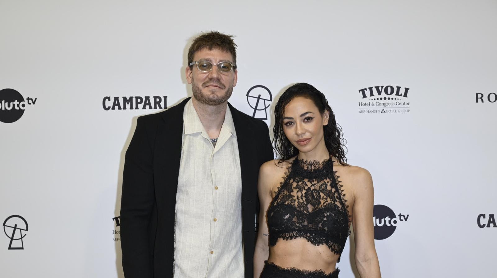 Parret blev forlovet i januar 2025 på St. Croix, men bryllupsfesten må vente på en familieforøgelse. Nicklas Bendtner har tidligere afsløret, at han drømmer om tvillinger med sin forlovede.