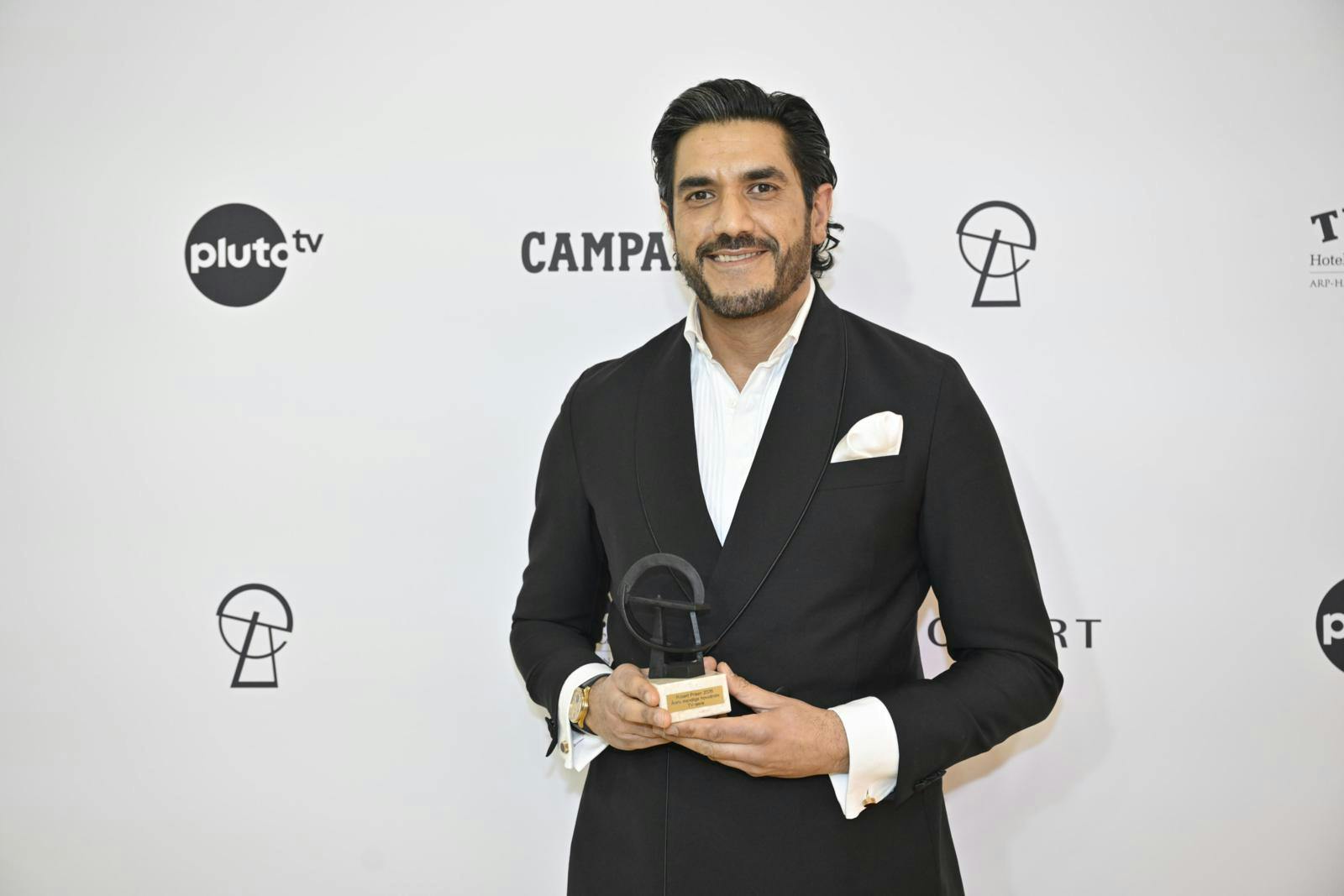 Afshin Firouzi med Robert-statuetten efter sin sejr som årets mandlige hovedrolle i en tv-serie.