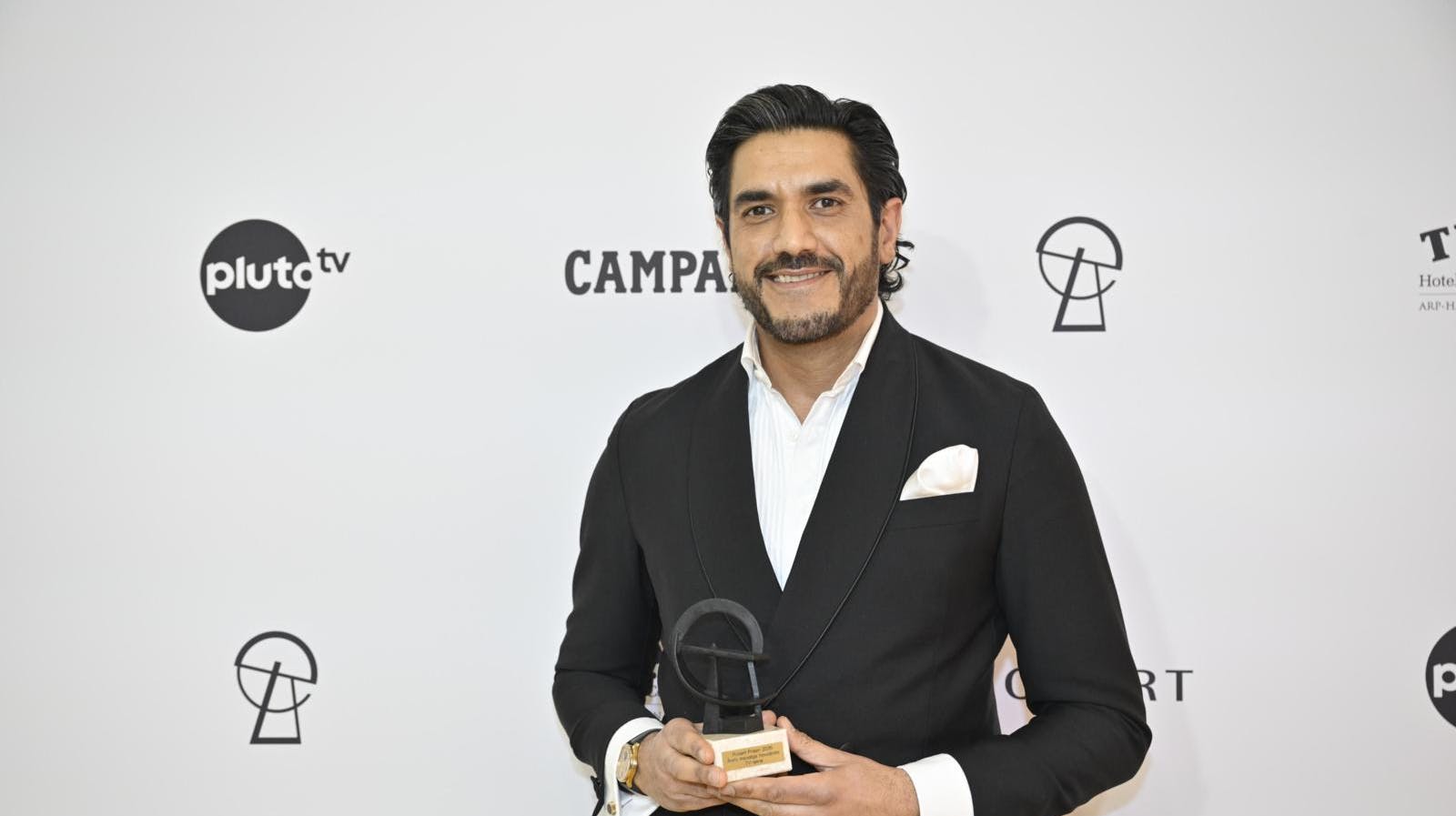 Afshin Firouzi med Robert-statuetten efter sin sejr som årets mandlige hovedrolle i en tv-serie.