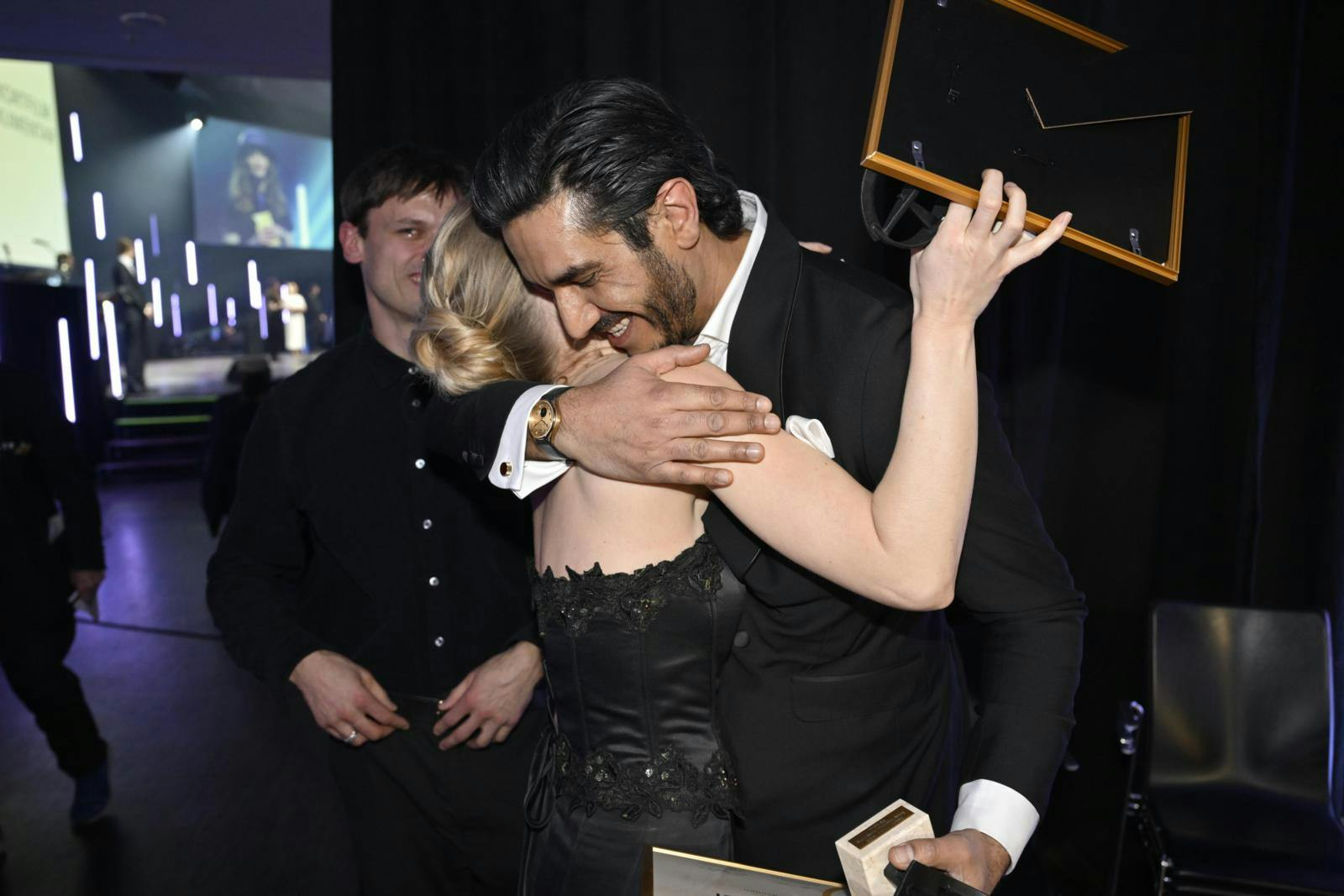 Kollegaen Clara Dessau fik også et kram bag scenen.