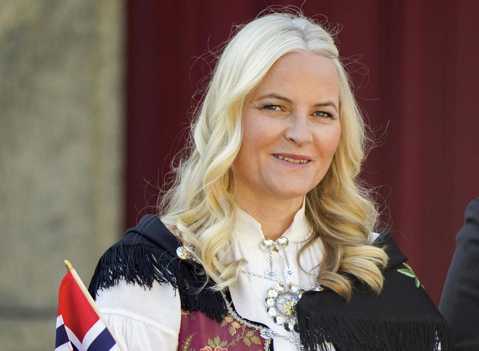 Den norske kronprinsesse Mette-Marit har erkendt, at hun har udvist dårlig dømmekraft.