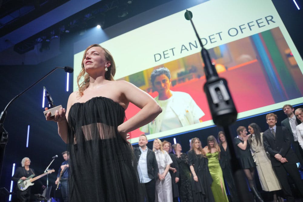 "Det andet offer" er instrueret af spillefilmsdebutanten Zinnini Elkington, som kunne fejre debuten med en Robert for Årets Instruktør. Hun fik endnu en til samlingen for manuskriptet til filmen.&nbsp;&nbsp;&nbsp;