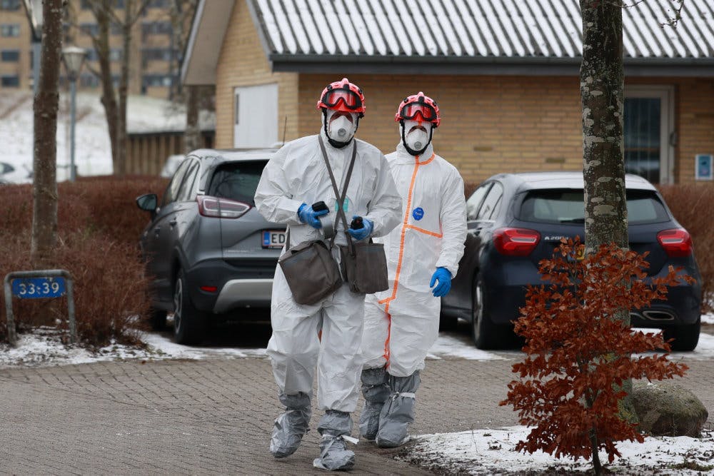Flere myndigheder er blevet aktiveret efter en eksplosionsagtig brand i Korsløkkeparken i Odense natten til søndag. Også eksperter fra Kemisk Beredskab har været indsat. - Foto: Robert Wengler/Ritzau Scanpix&nbsp;