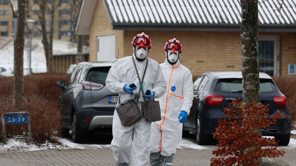 Flere myndigheder er blevet aktiveret efter en eksplosionsagtig brand i Korsløkkeparken i Odense natten til søndag. Også eksperter fra Kemisk Beredskab har været indsat. - Foto: Robert Wengler/Ritzau Scanpix 