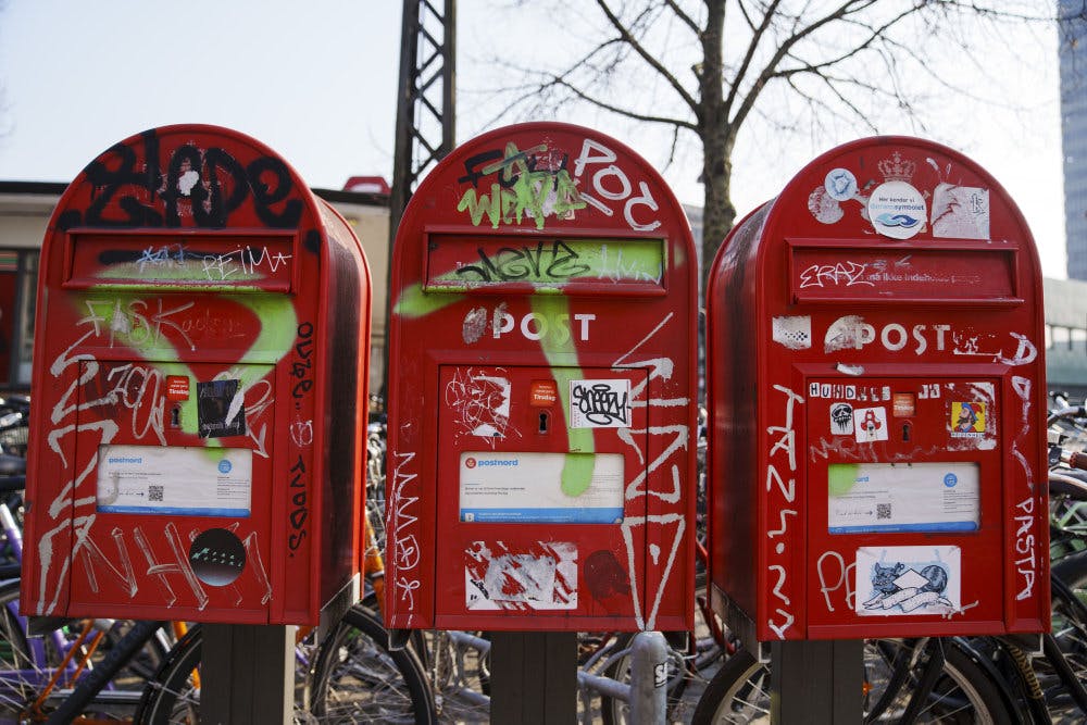 PostNord har taget de velkendte røde postkasser ned, da de ikke længere omdeler breve. Postkasserne er nu blevet solgt hos Føtex og på auktion hos Lauritz.com. Postkasserne på billedet er fra Vesterport Station i København. (Arkivfoto).&nbsp;&nbsp;