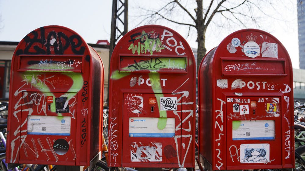 PostNord har taget de velkendte røde postkasser ned, da de ikke længere omdeler breve. Postkasserne er nu blevet solgt hos Føtex og på auktion hos Lauritz.com. Postkasserne på billedet er fra Vesterport Station i København. (Arkivfoto). 