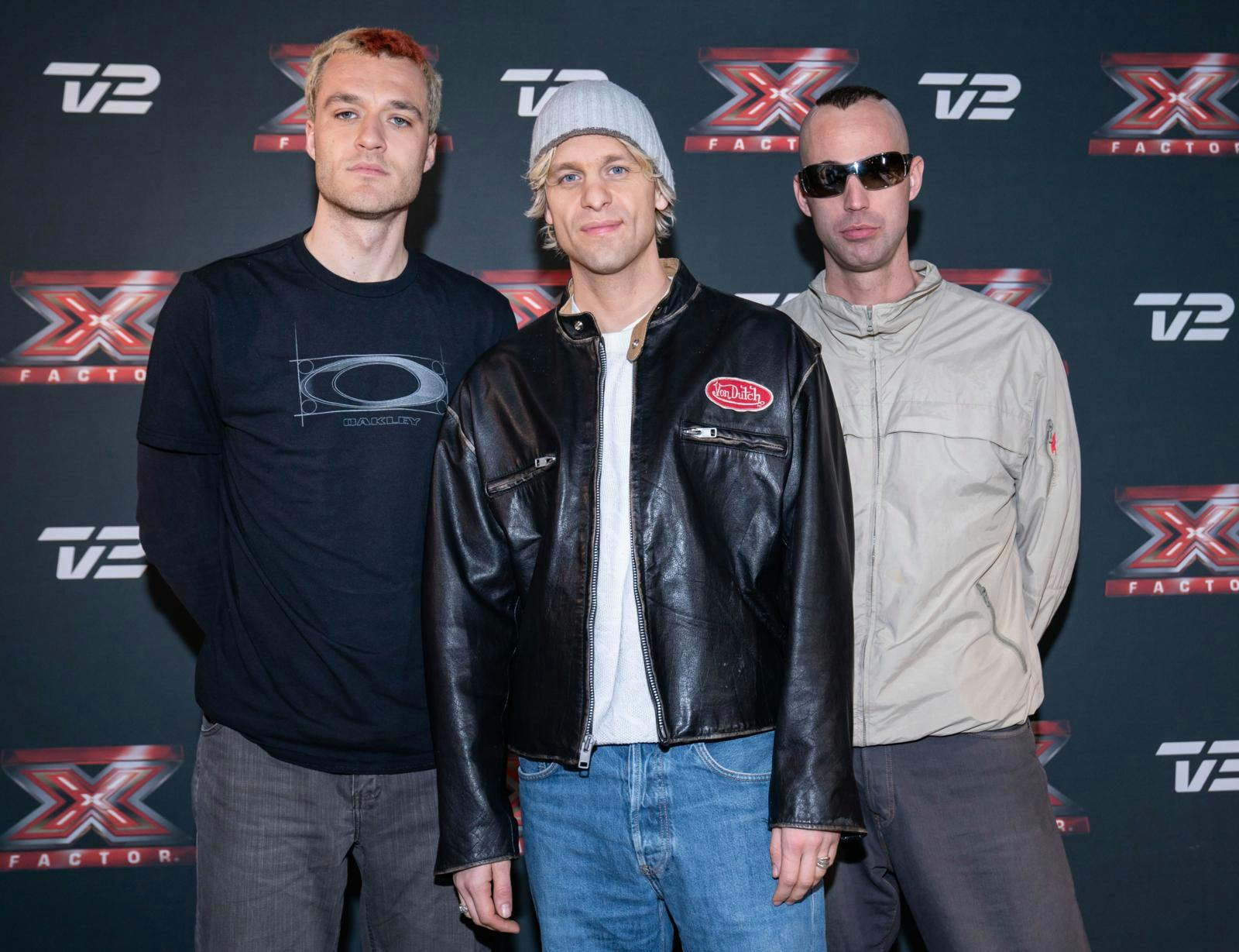 Joachim Dencker (med solbrillerne) sammen med bandkammeraterne Emil Goll og Alexander Malone udgør Scarlet Pleasure.