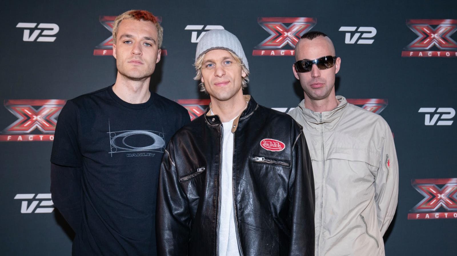 Joachim Dencker (med solbrillerne) sammen med bandkammeraterne Emil Goll og Alexander Malone udgør Scarlet Pleasure.