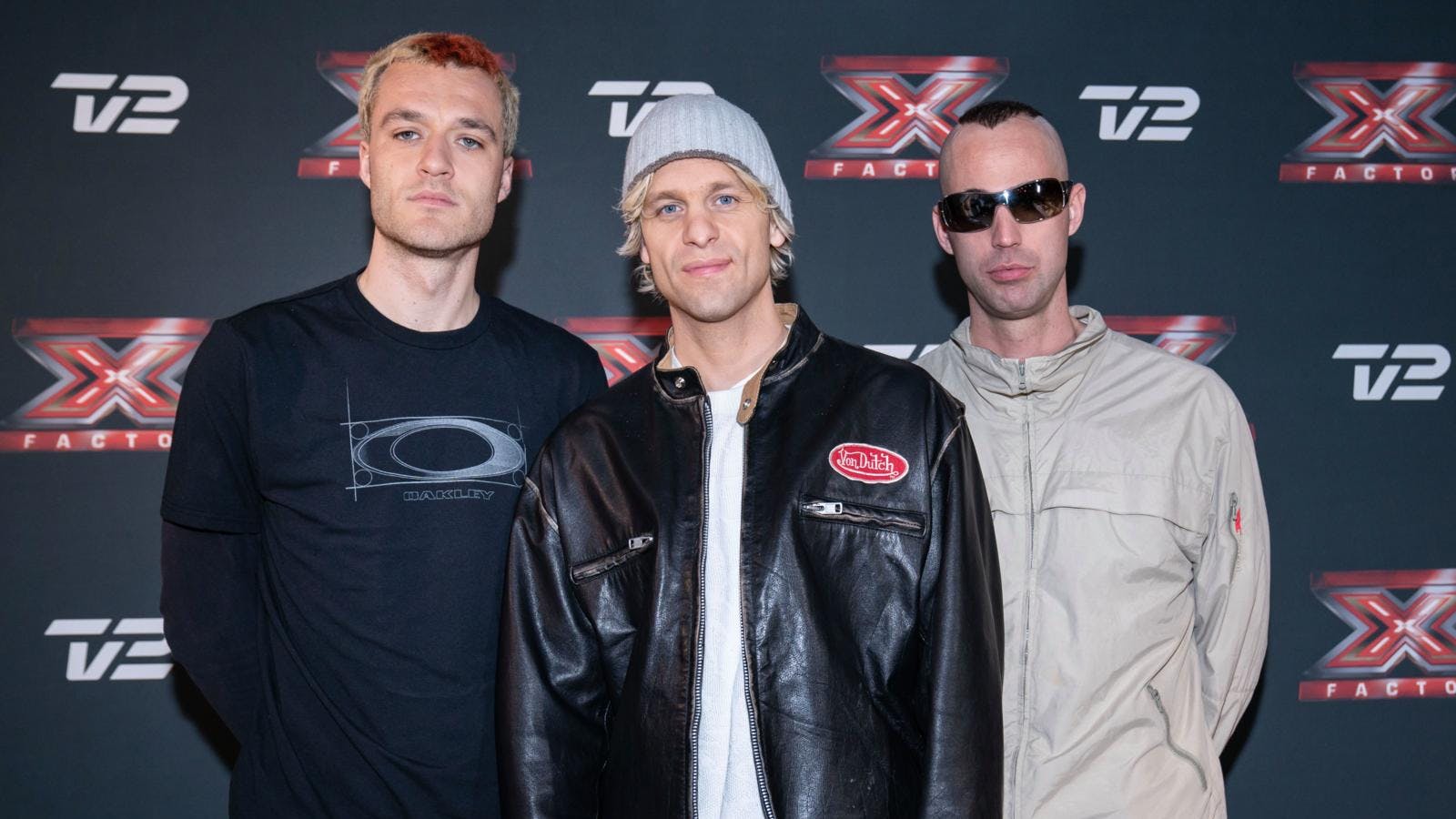 Joachim Dencker (med solbrillerne) sammen med bandkammeraterne Emil Goll og Alexander Malone udgør Scarlet Pleasure.