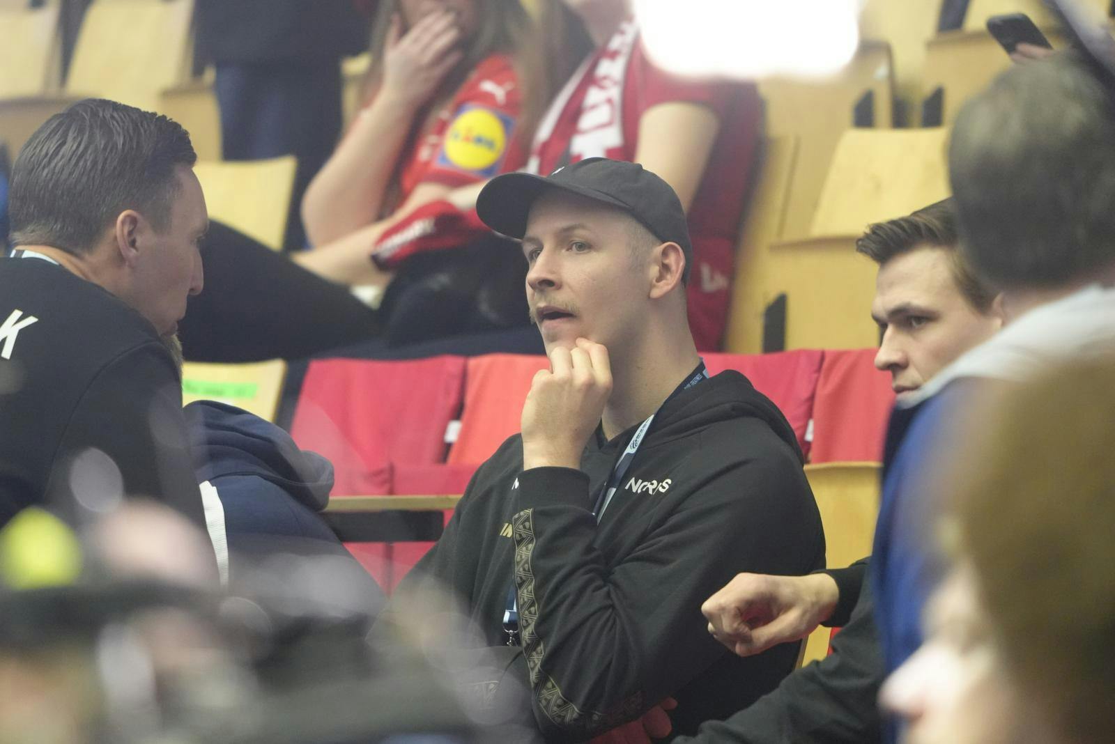 Simon Hald måtte se til fra sidelinjen søndag aften.