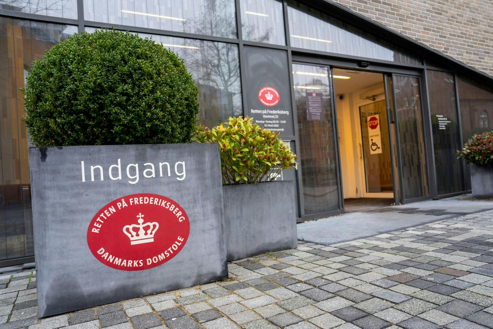 Sagen skal behandles ved Retten på Frederiksberg, hvor SE og HØR er til stede.